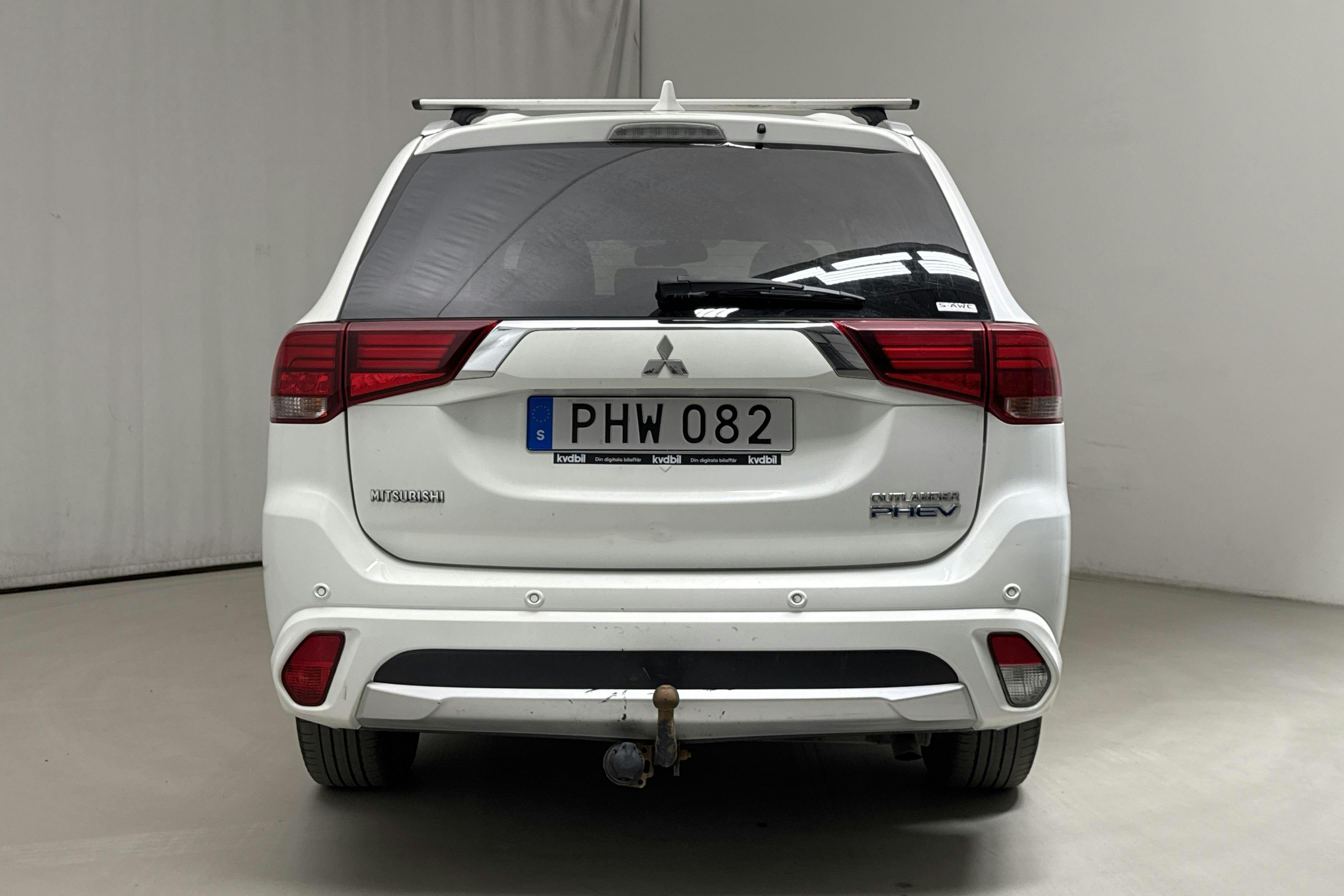 Mitsubishi Outlander 2.0 Plug-in Hybrid 4WD (121hk) - 220 890 km - Automatic - white - 2017