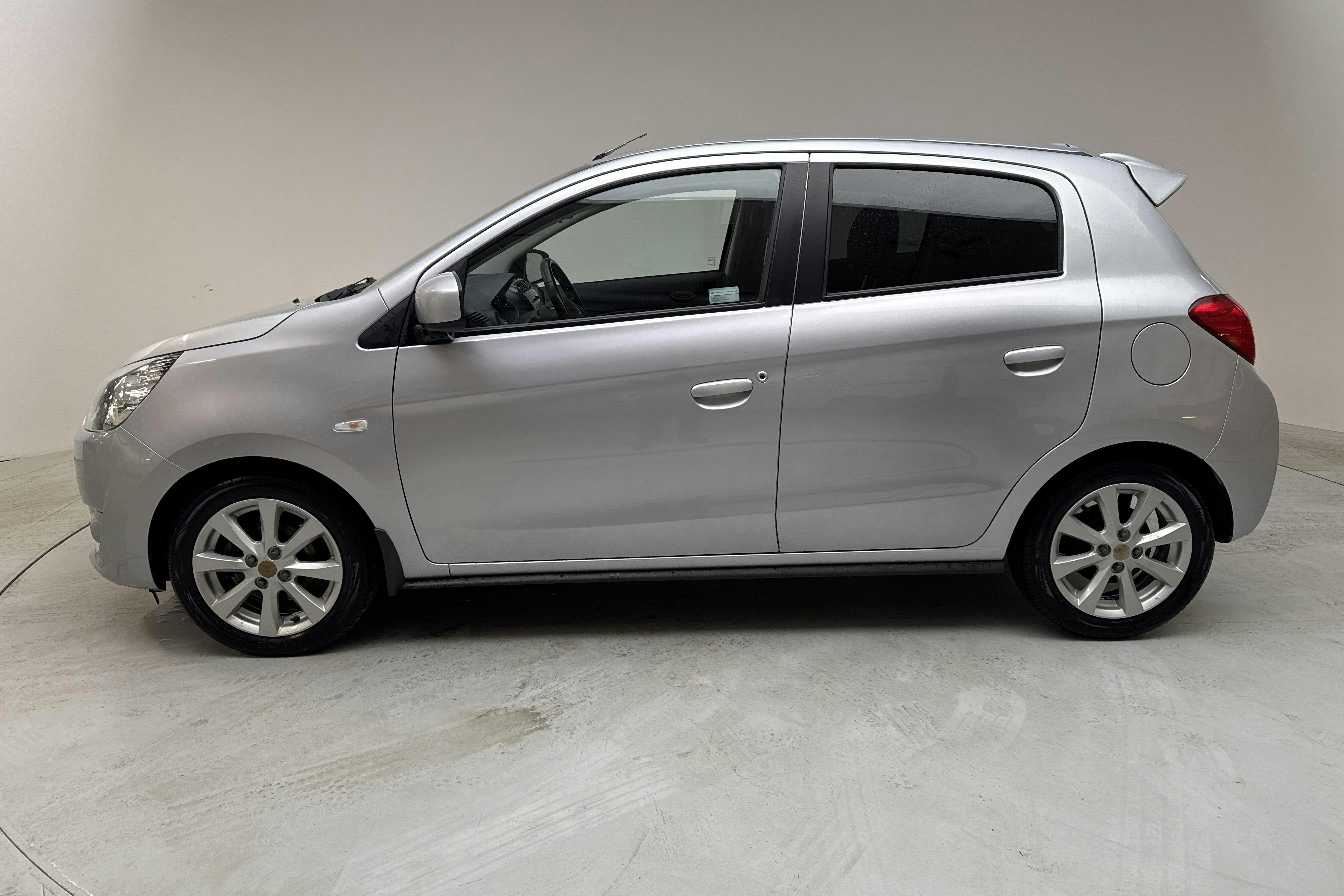 Mitsubishi Space Star 1.2 5dr (80hk) - 9 893 mil - Manuell - silver - 2013