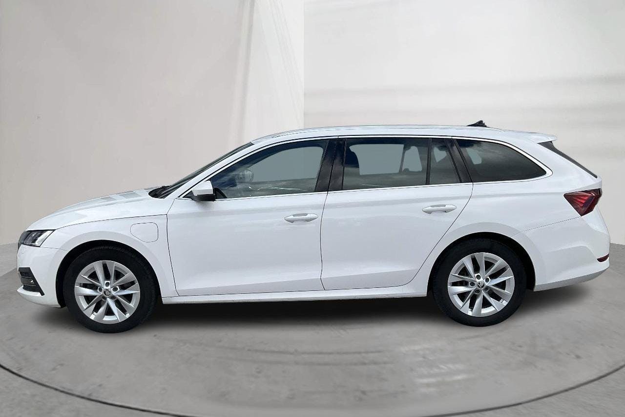 Skoda Octavia 1.4 iV PHEV Combi (204hk) - 11 194 mil - Automat - vit - 2022