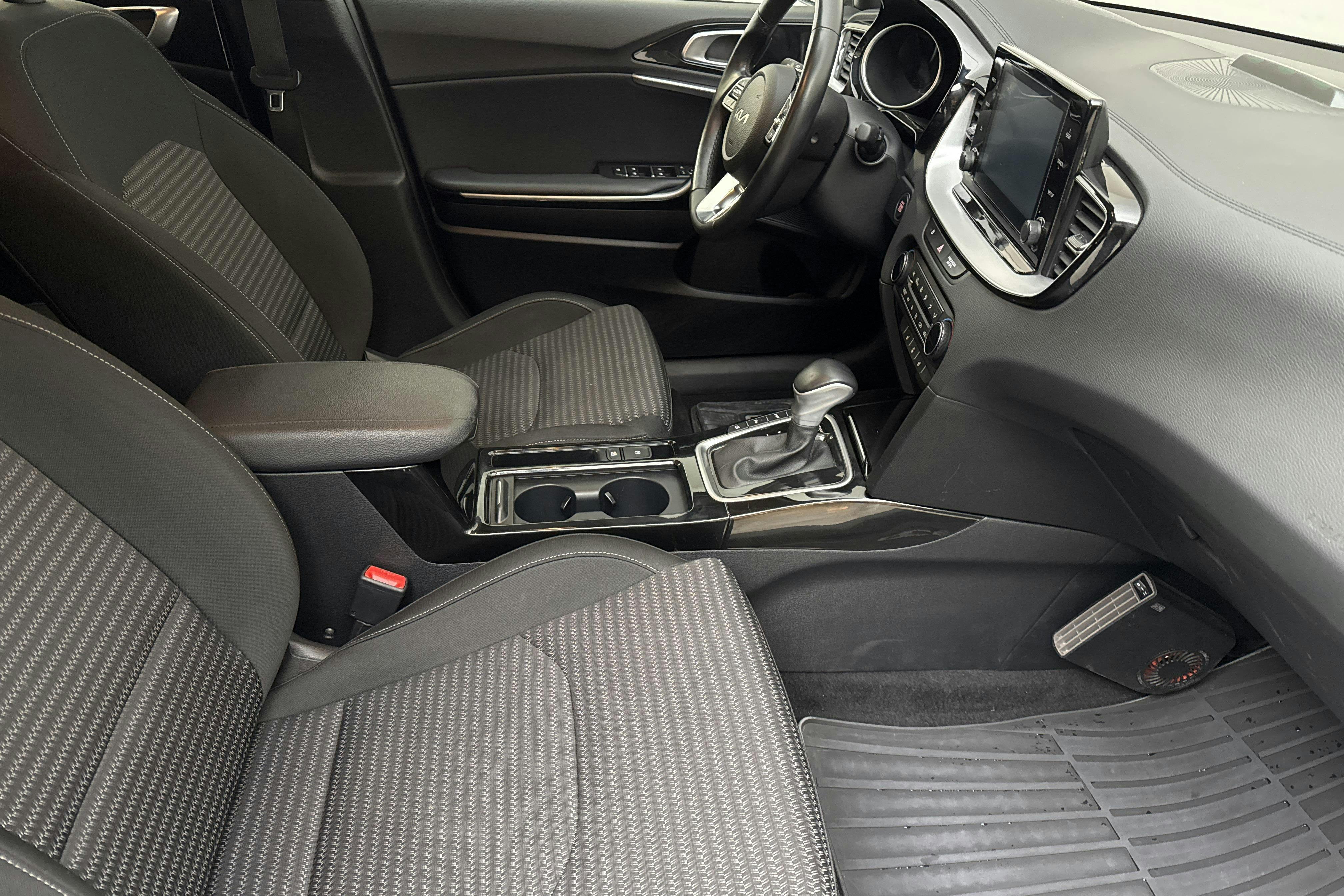KIA Ceed 1.6 Plug-in Hybrid SW (141hk) - 8 896 mil - Automat - svart - 2022