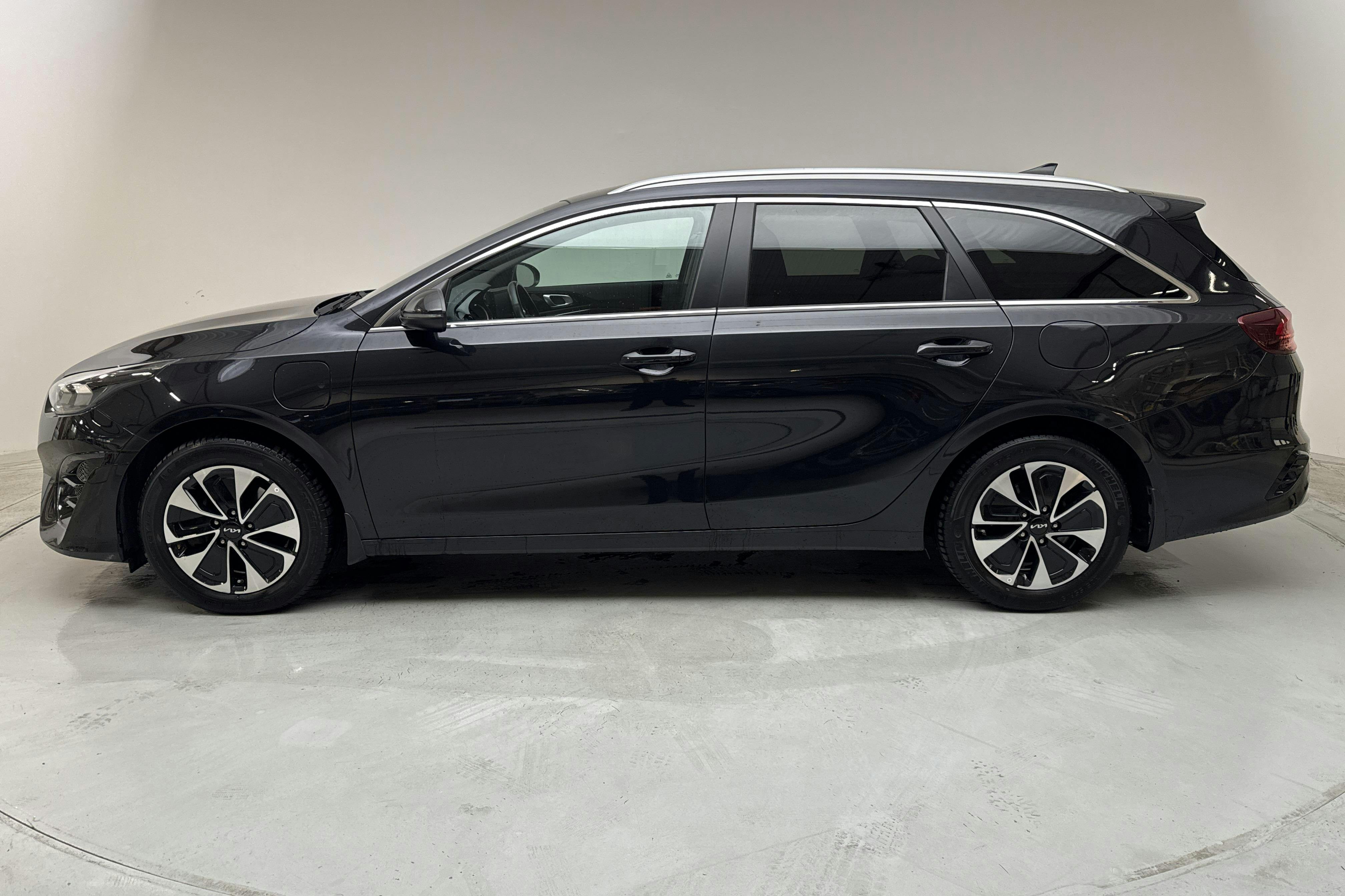 KIA Ceed 1.6 Plug-in Hybrid SW (141hk) - 8 896 mil - Automat - svart - 2022