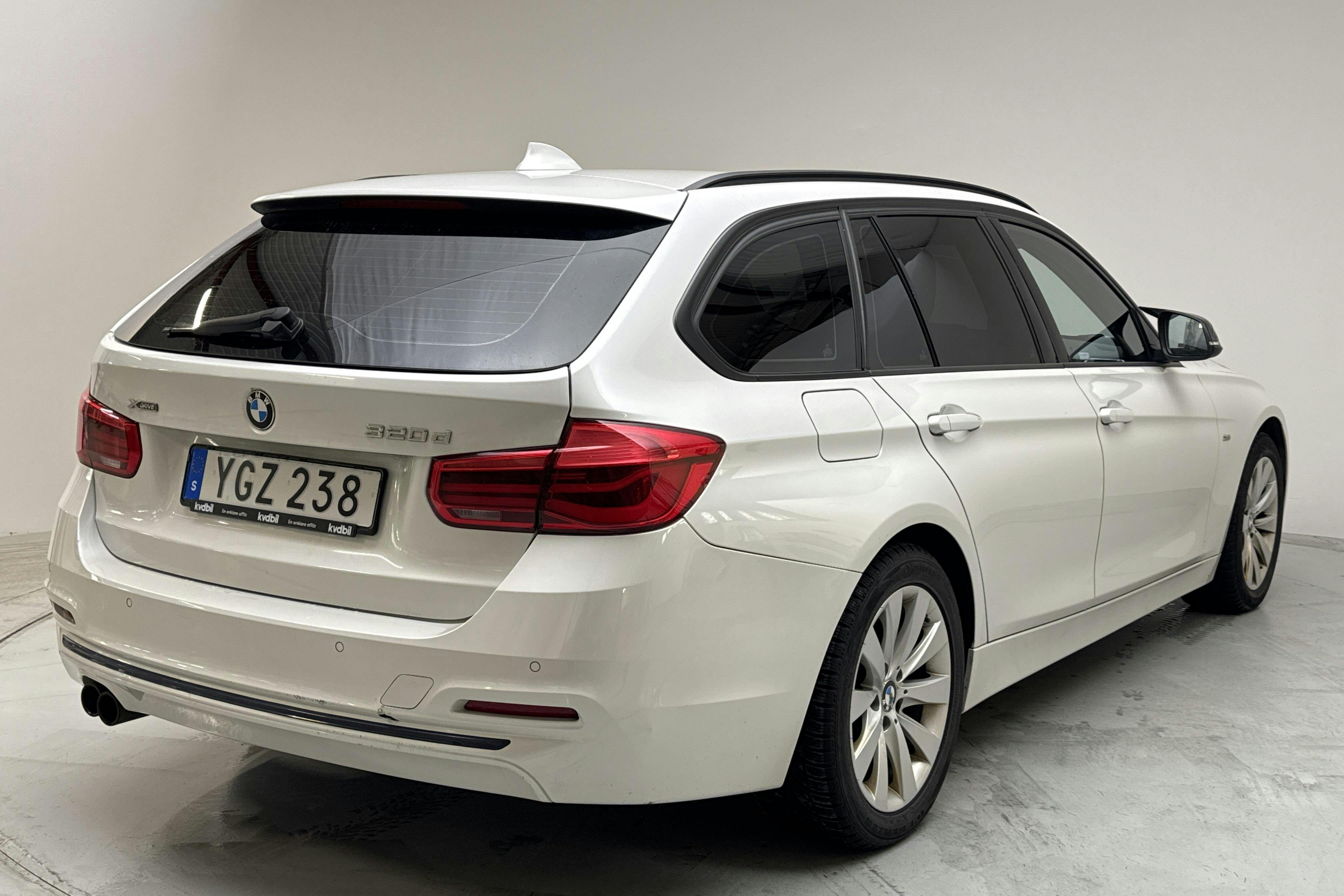 BMW 320d xDrive Touring, F31 (190hk) - 23 164 mil - Automat - vit - 2017