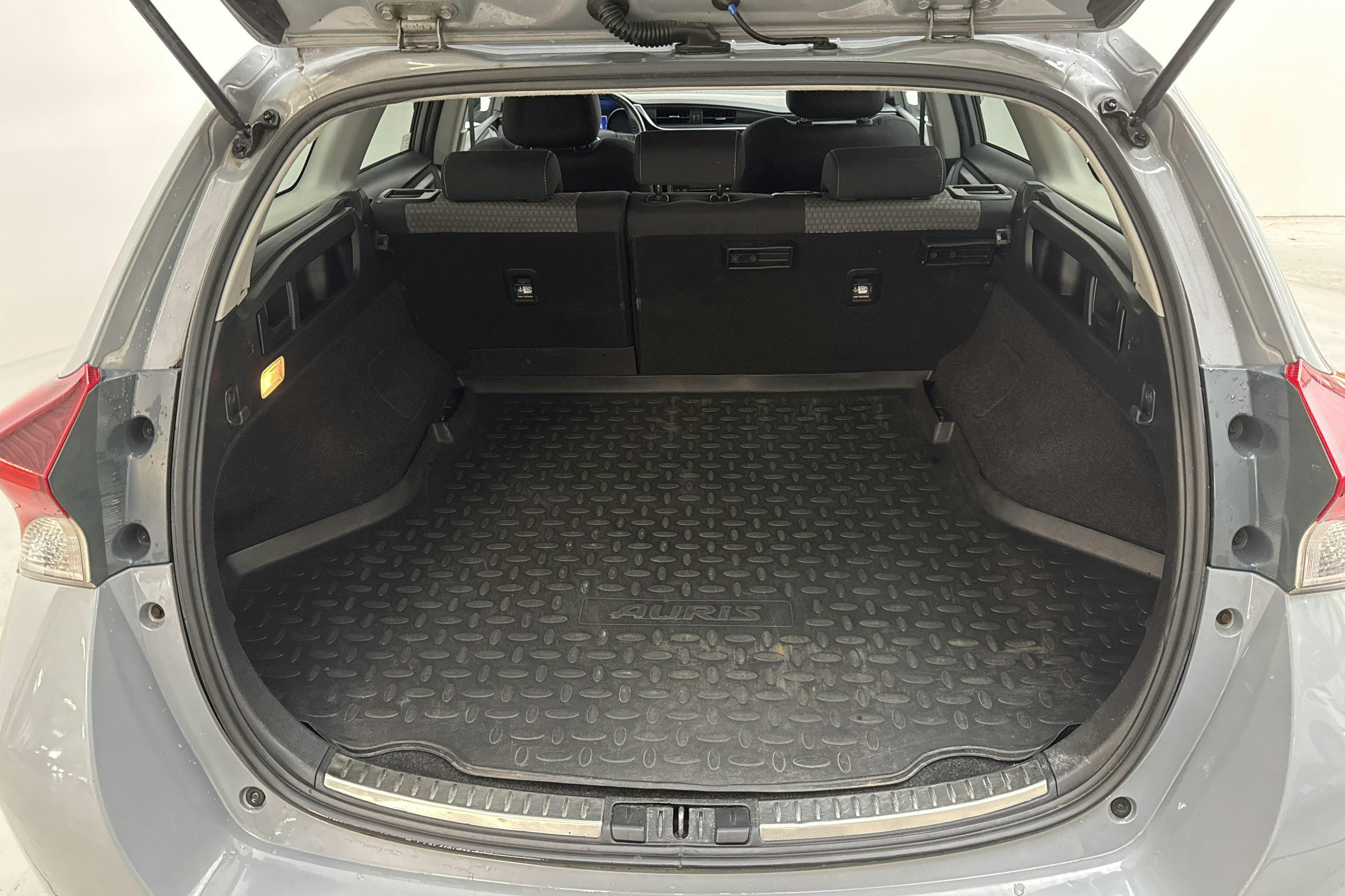 Toyota Auris 1.8 HSD Touring Sports (136hk) - 125 760 km - Automaatne - hall - 2019