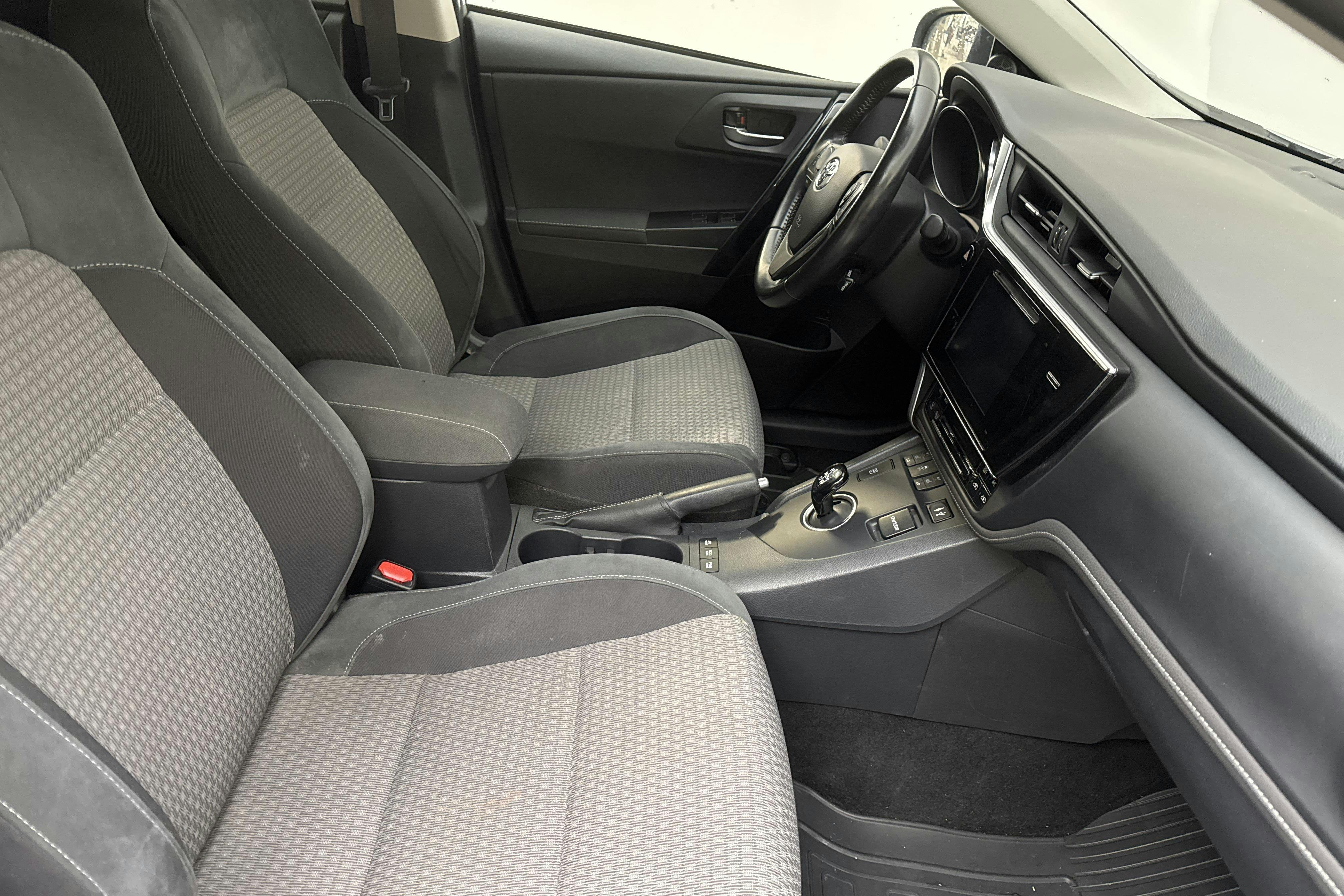 Toyota Auris 1.8 HSD Touring Sports (136hk) - 125 760 km - Automaatne - hall - 2019