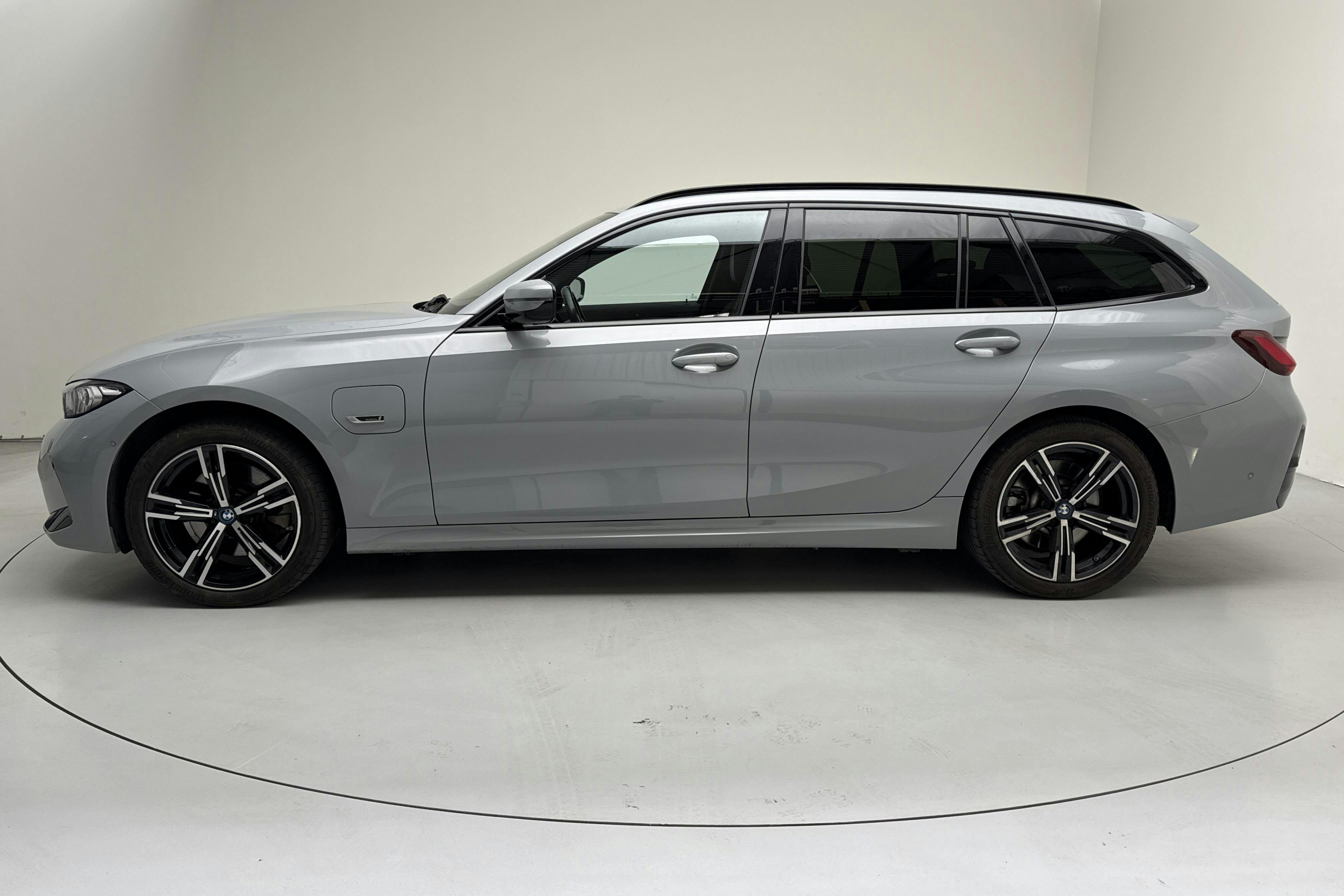 BMW 330e xDrive Touring LCI, G21 (292hk) - 52 550 km - Automaatne - hall - 2023
