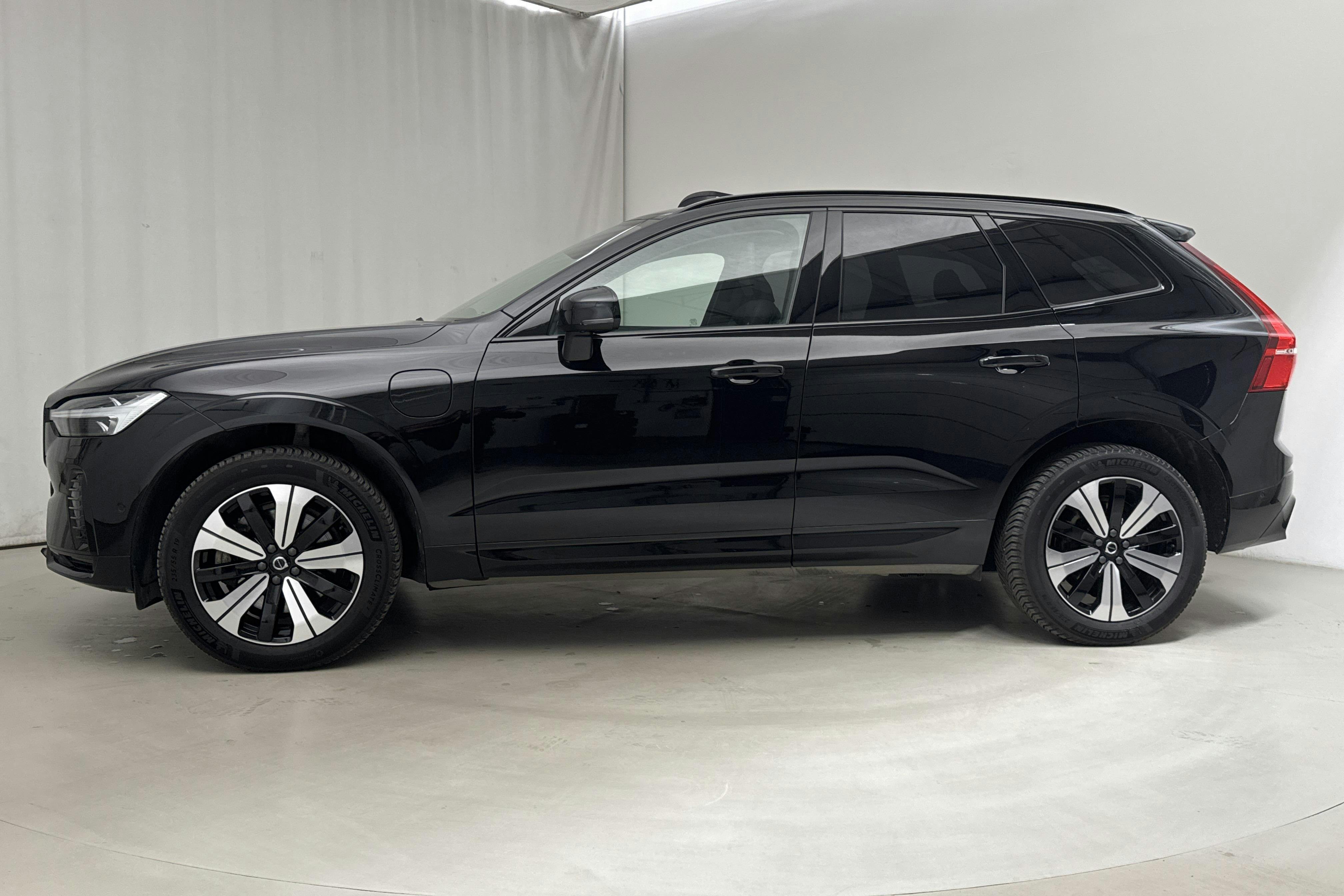 Volvo XC60 T6 AWD Recharge (350hk) - 3 869 mil - Automat - svart - 2023