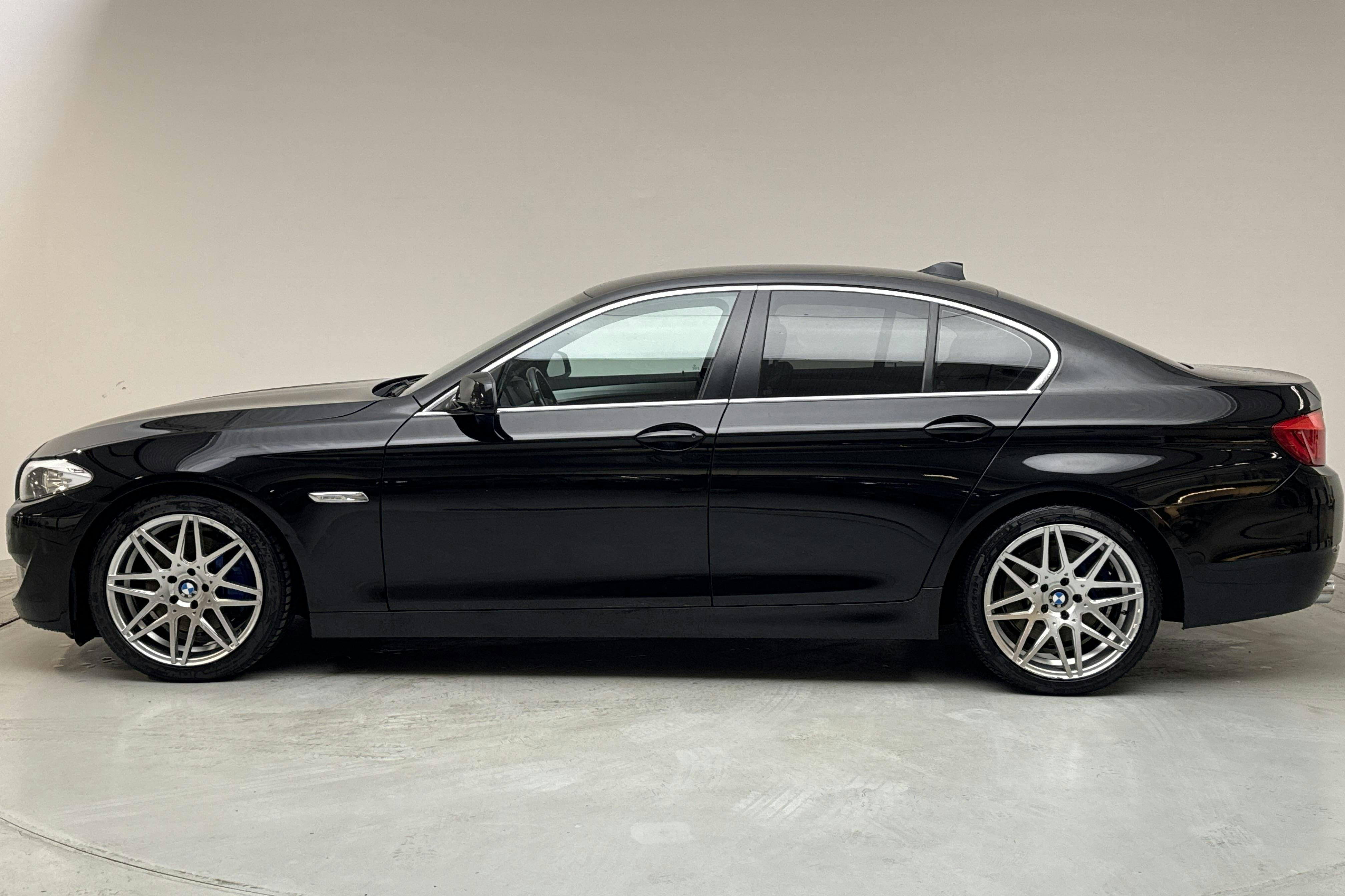 BMW 530d Sedan, F10 (245hk) - 24 323 mil - Manuell - svart - 2010