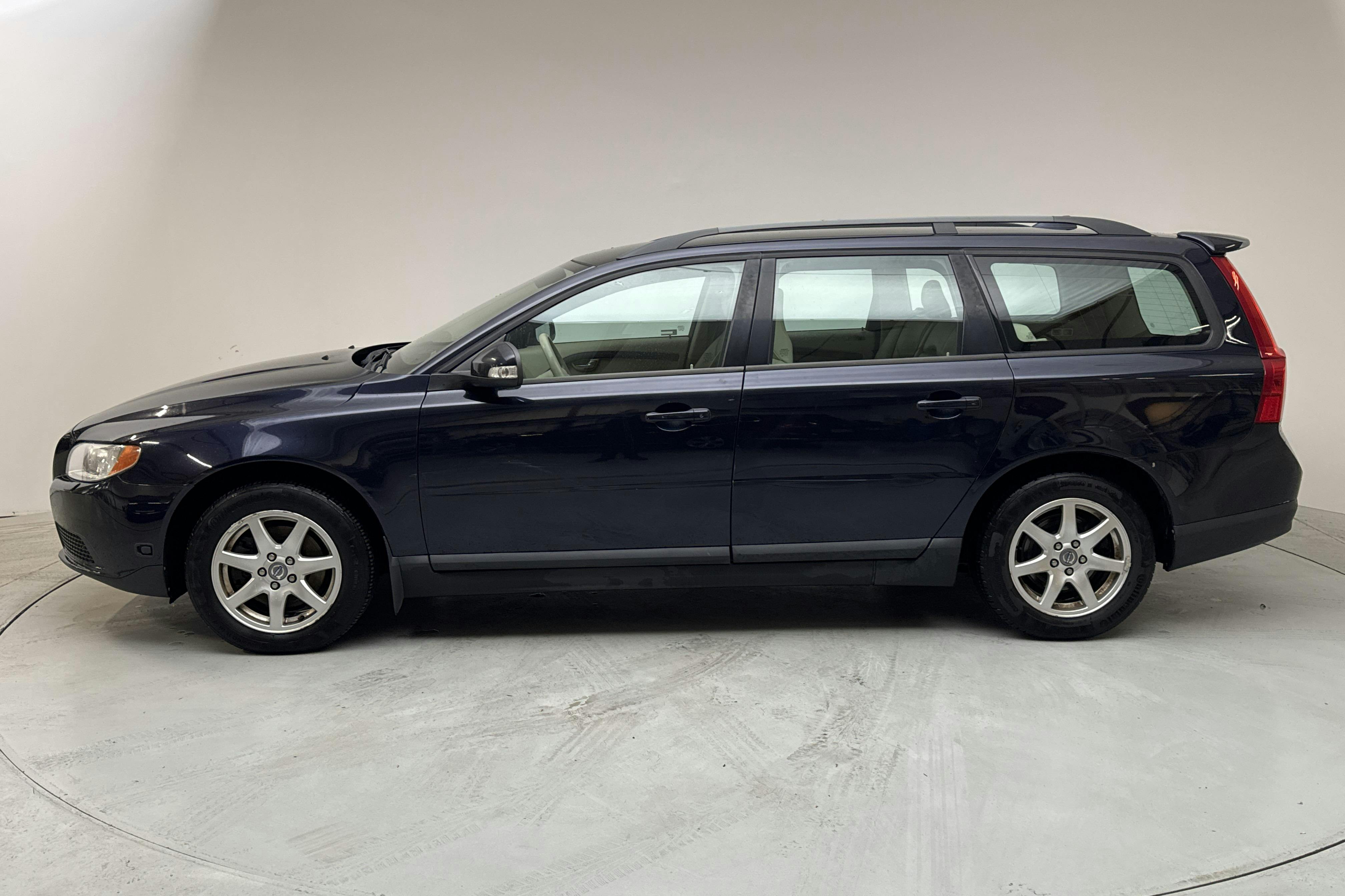 Volvo V70 II 2.0F (145hk) - 16 672 mil - Manuell - Dark Blue - 2009