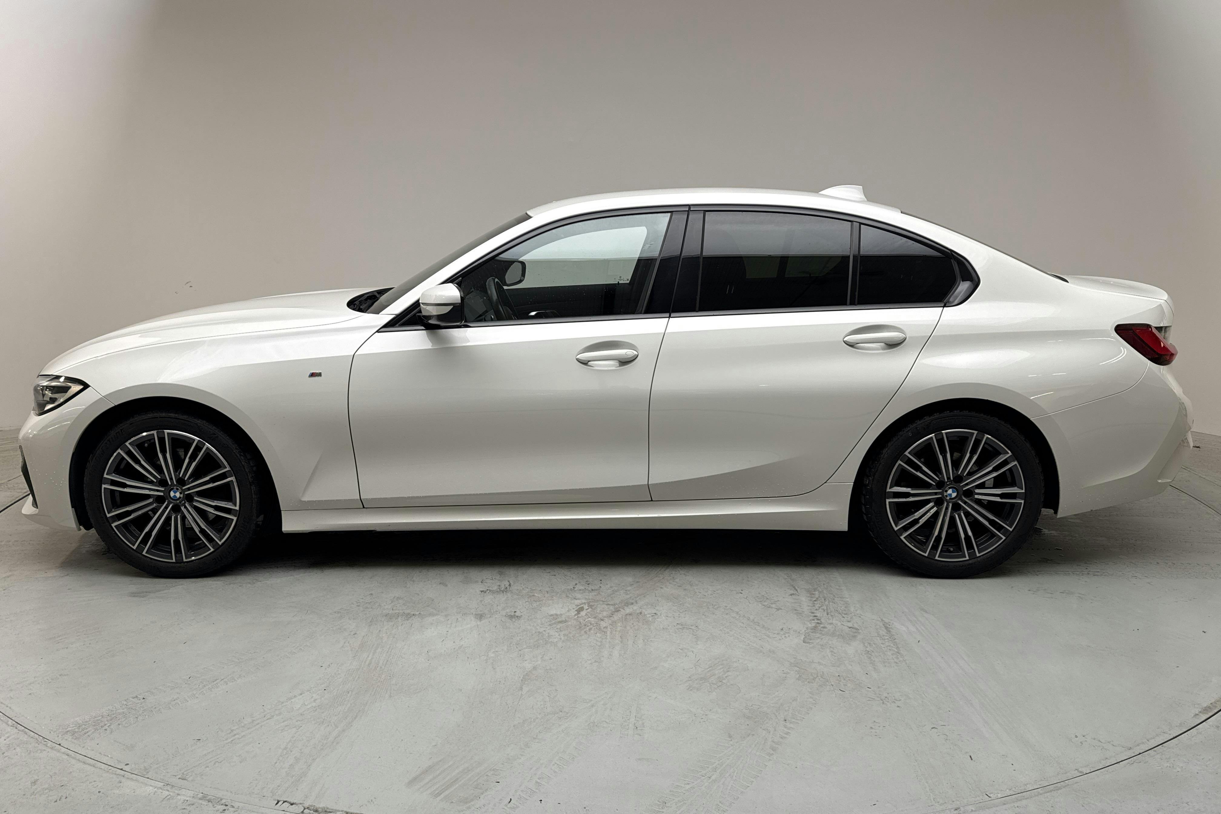 BMW 320d xDrive Sedan, G20 (190hk+11hk) - 9 404 mil - Automat - vit - 2022
