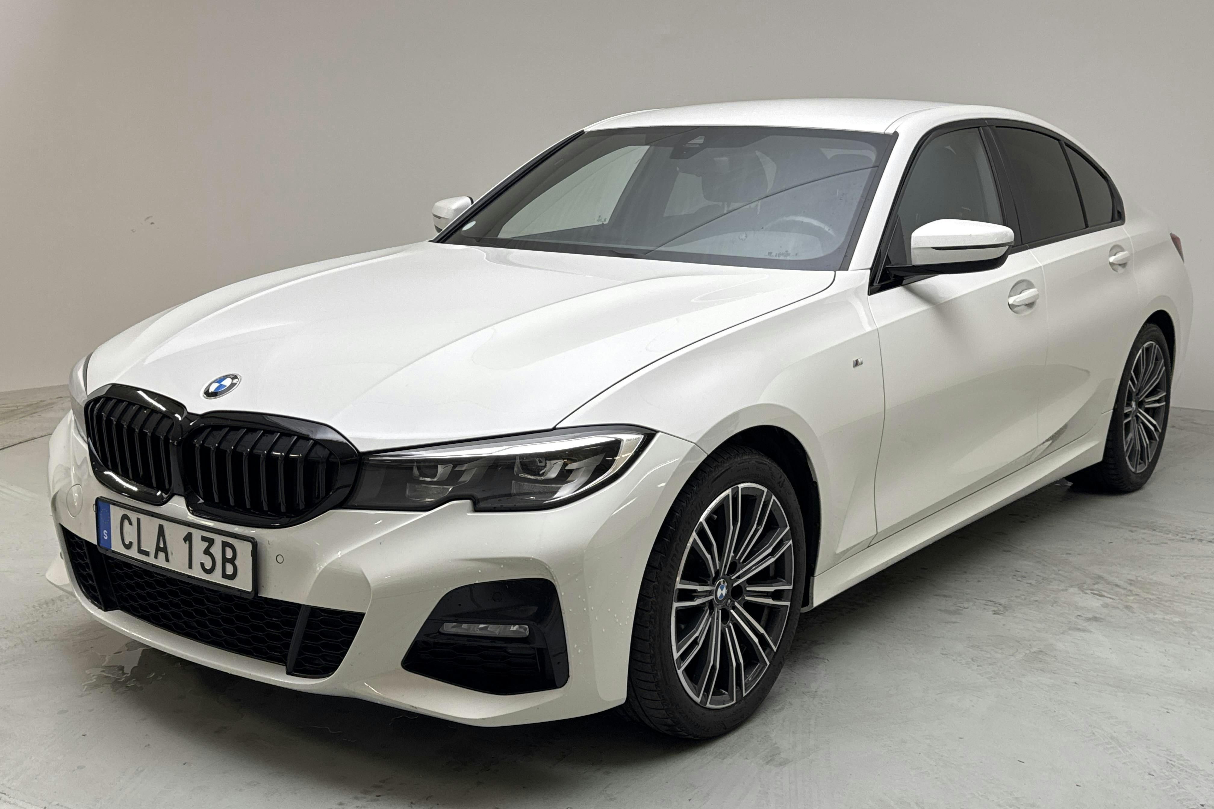 BMW 320d xDrive Sedan, G20 (190hk+11hk) - 9 404 mil - Automat - vit - 2022