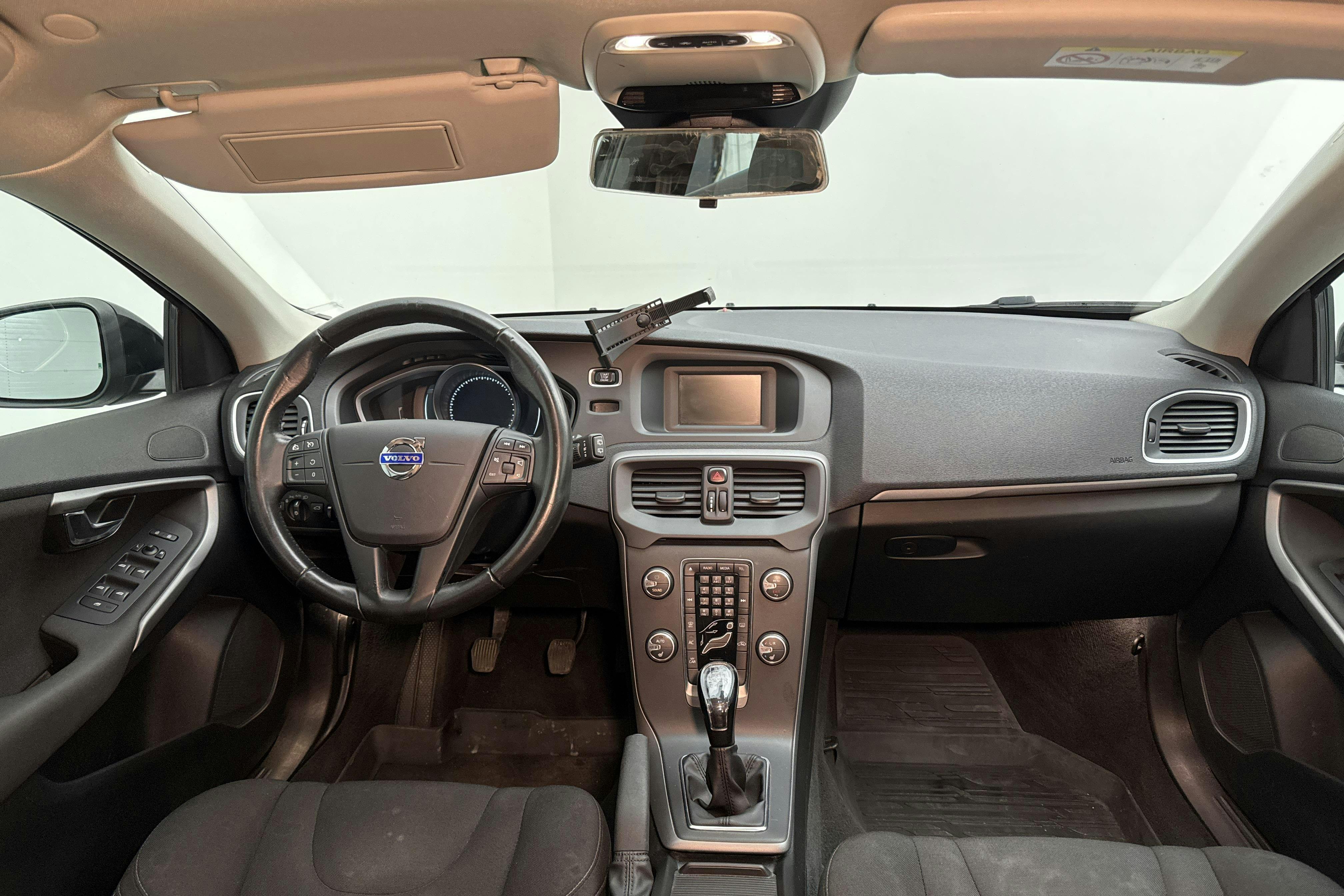 Volvo V40 D2 (120hk) - 104 710 km - Manual - black - 2016