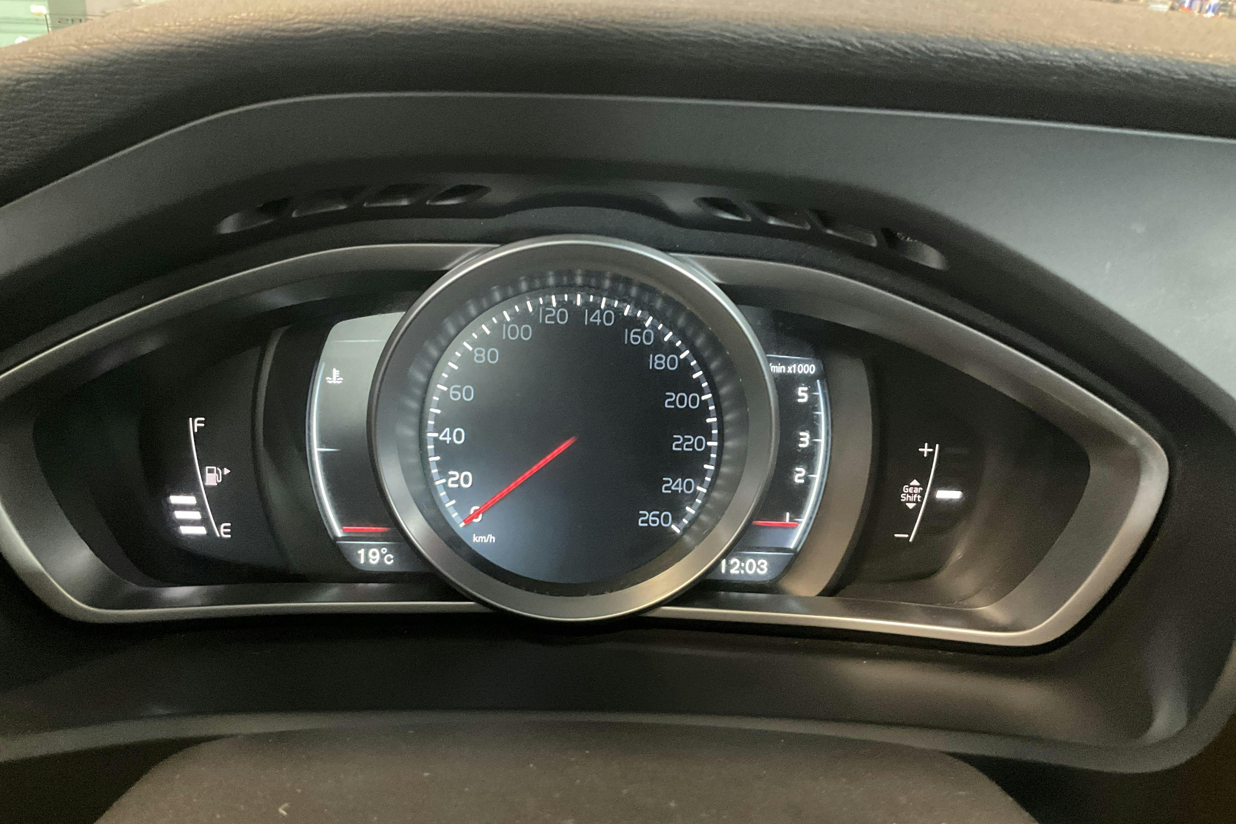 Volvo V40 D2 (120hk) - 104 710 km - Manual - black - 2016