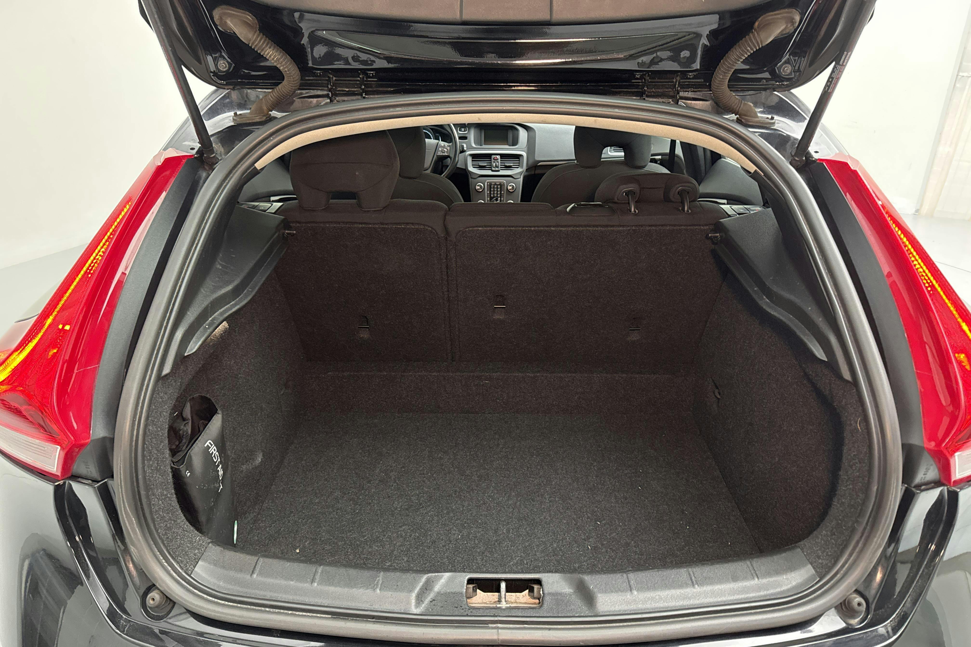 Volvo V40 D2 (120hk) - 104 710 km - Manual - black - 2016