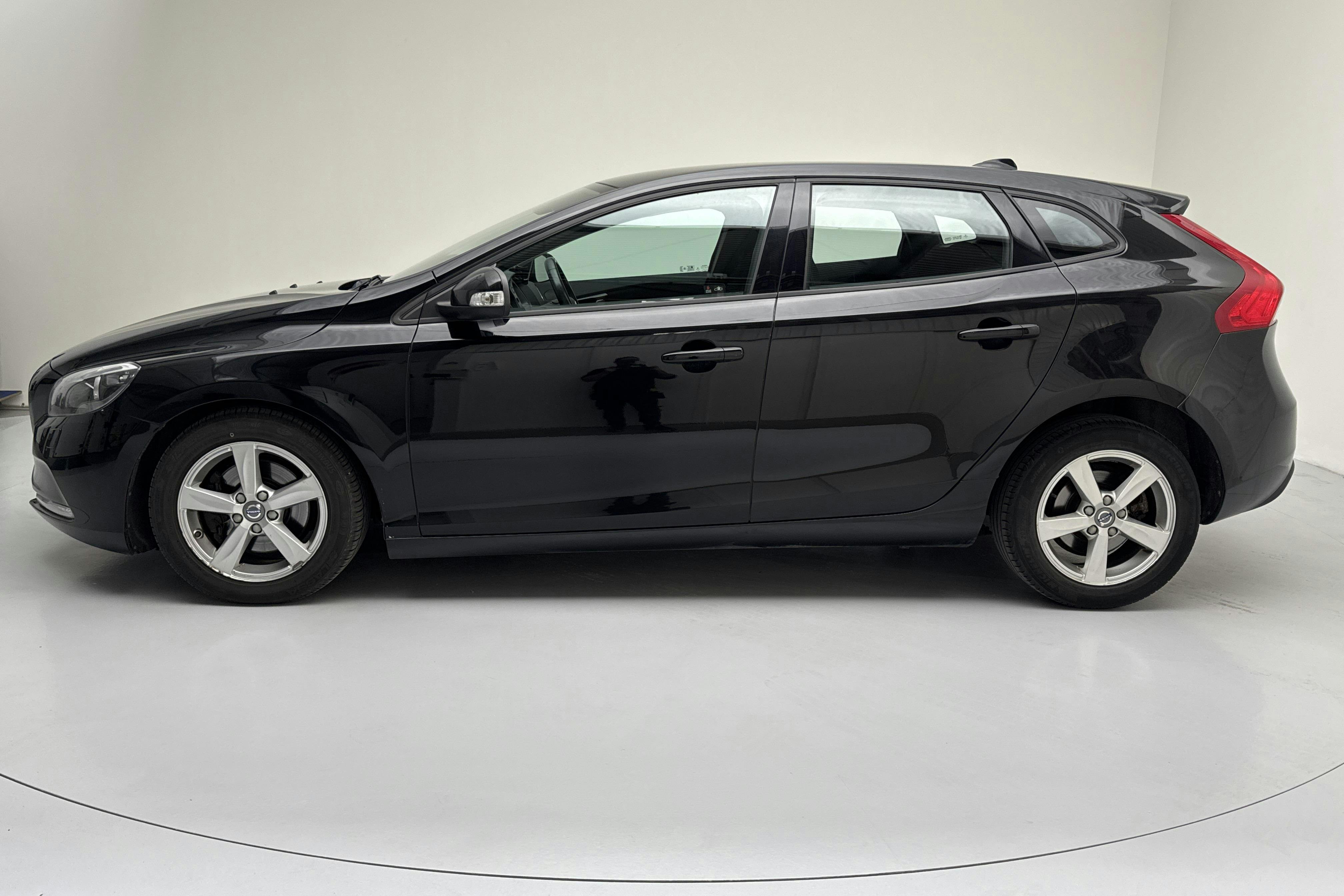 Volvo V40 D2 (120hk) - 104 710 km - Manual - black - 2016