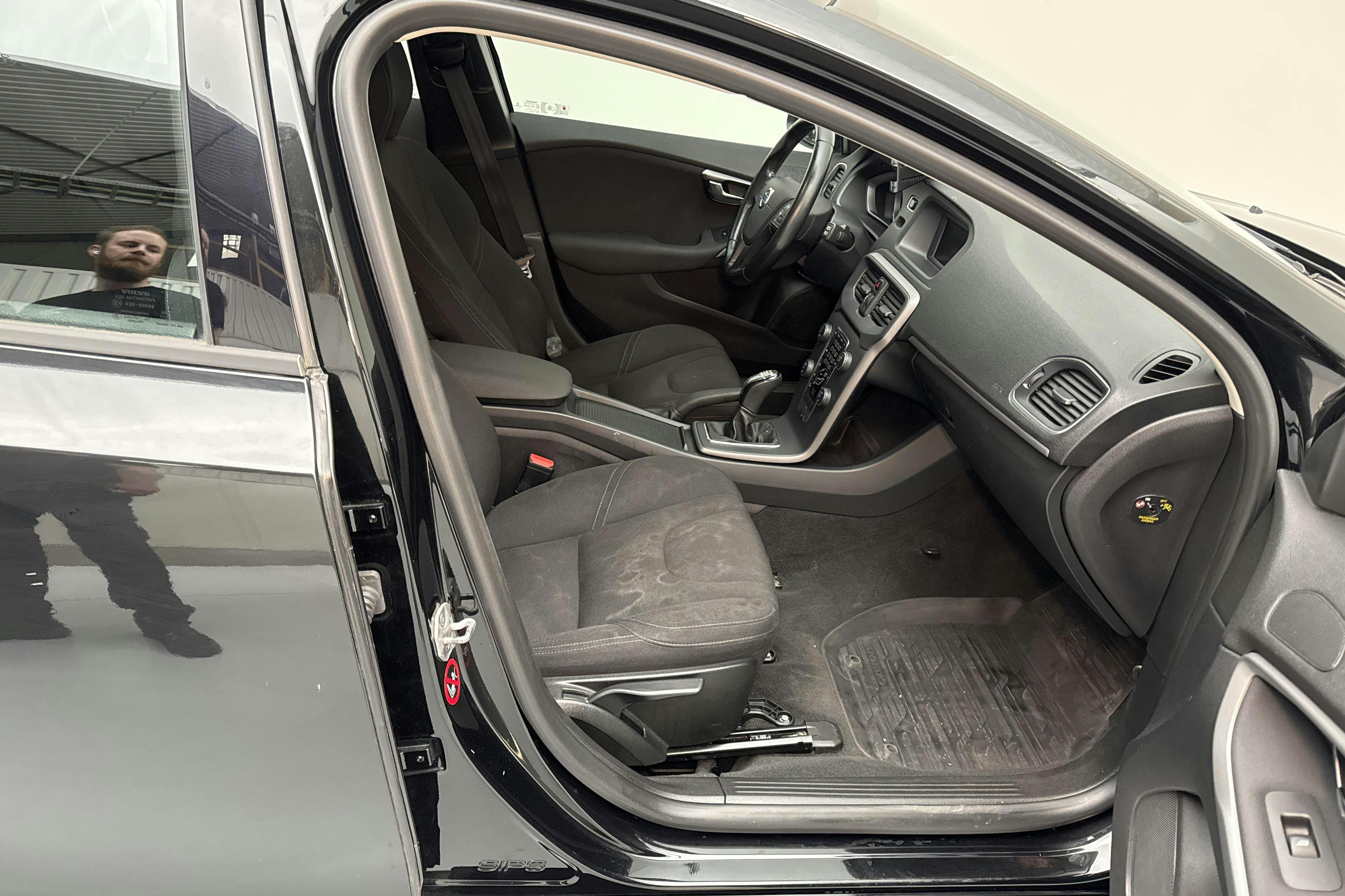Volvo V40 D2 (120hk) - 104 710 km - Manual - black - 2016