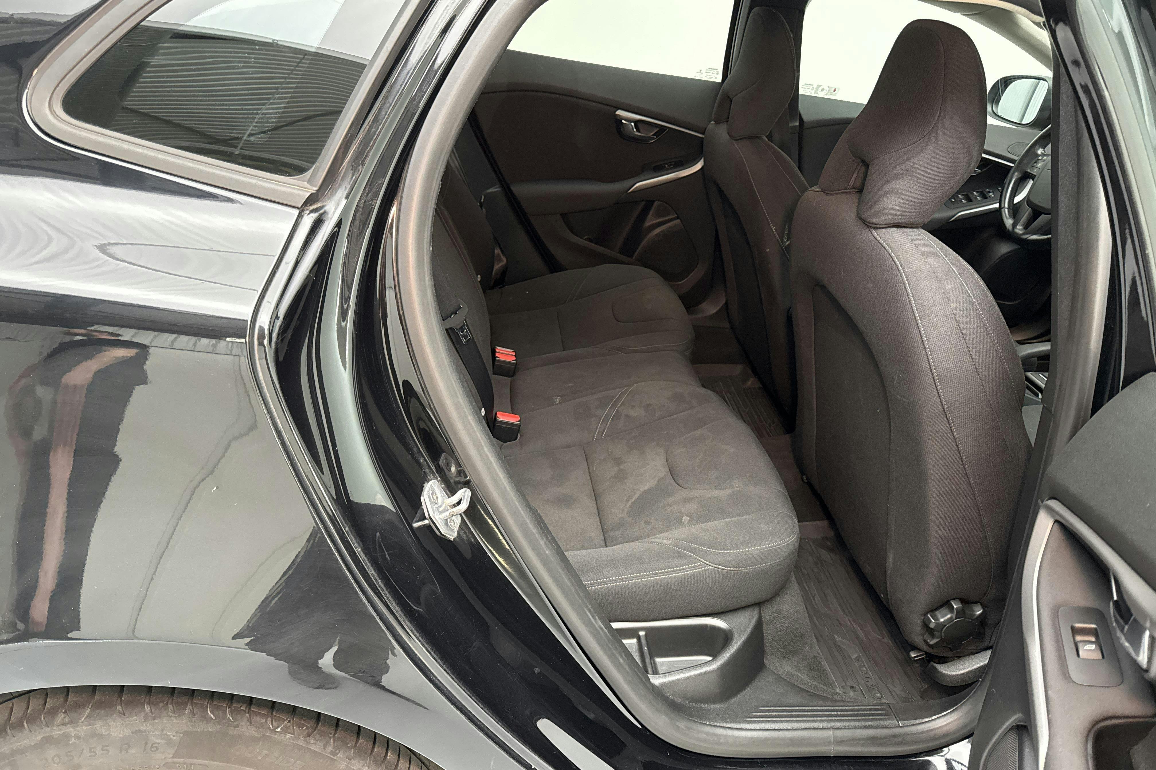 Volvo V40 D2 (120hk) - 104 710 km - Manual - black - 2016