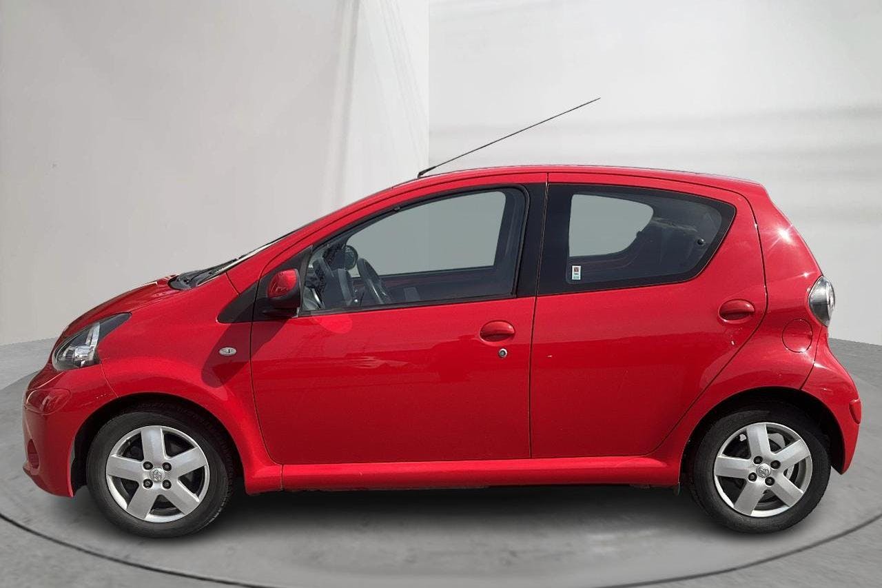 Toyota Aygo 1.0 VVT-i 5dr (68hk) - 9 096 mil - Manuell - röd - 2012