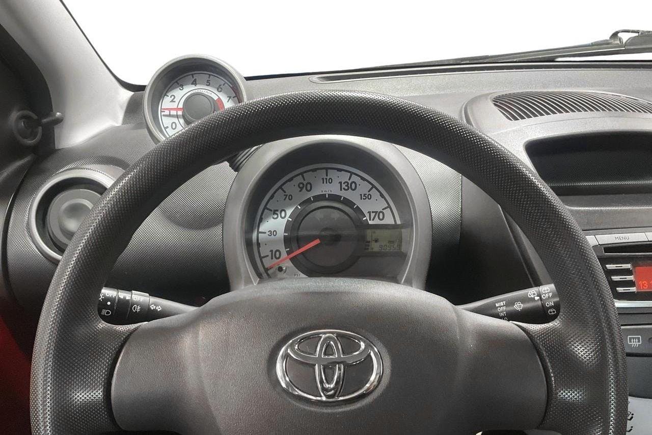 Toyota Aygo 1.0 VVT-i 5dr (68hk) - 9 096 mil - Manuell - röd - 2012