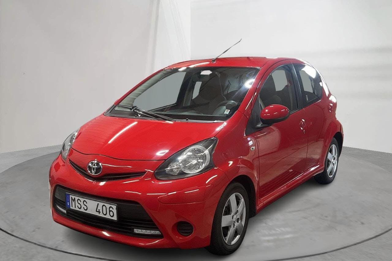 Toyota Aygo 1.0 VVT-i 5dr (68hk) - 9 096 mil - Manuell - röd - 2012