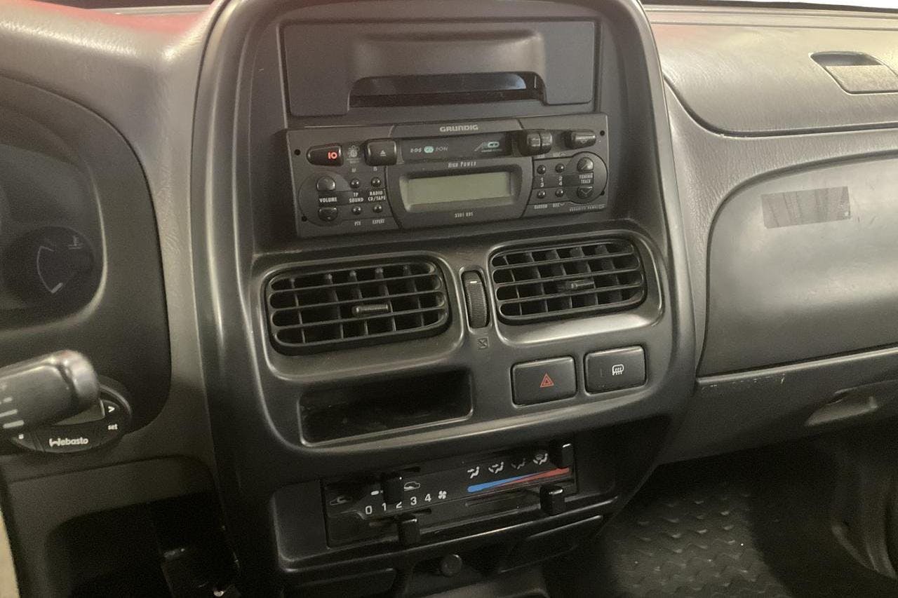 Nissan King Cab 2.5D 4WD (104hk) - 19 815 mil - Manuell - röd - 2001