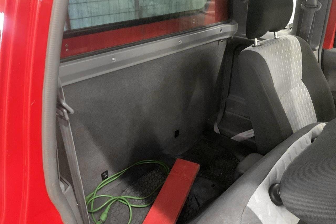 Nissan King Cab 2.5D 4WD (104hk) - 19 815 mil - Manuell - röd - 2001