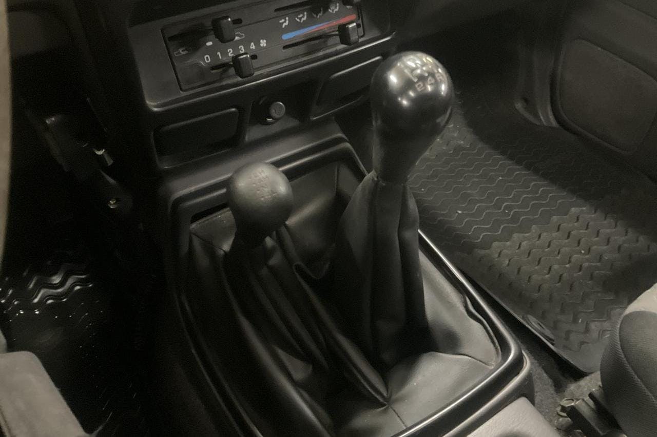 Nissan King Cab 2.5D 4WD (104hk) - 19 815 mil - Manuell - röd - 2001