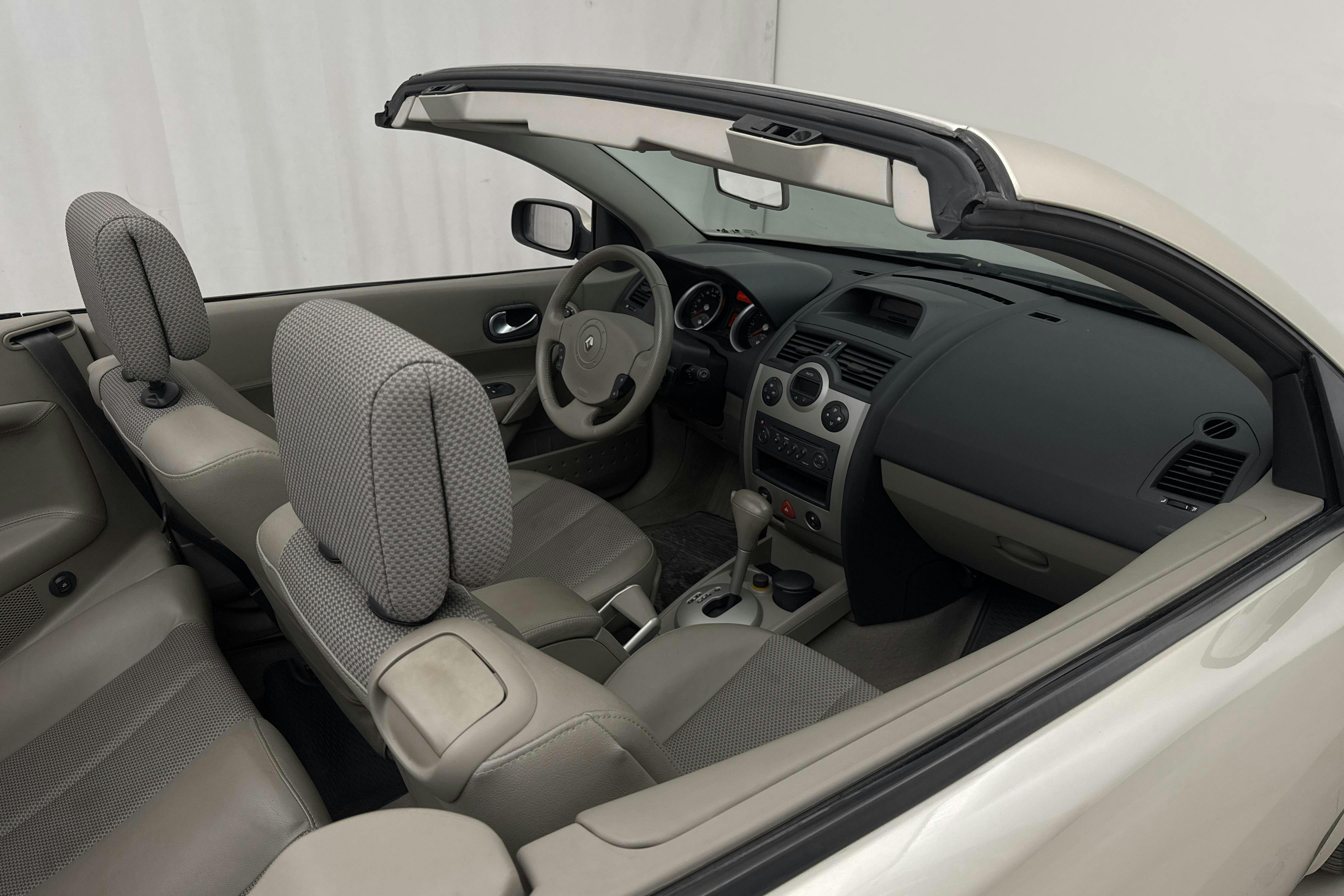 Renault Mégane Phas II 2.0 Cabriolet (134hk) - 4 030 mil - Automat - Light Grey - 2005