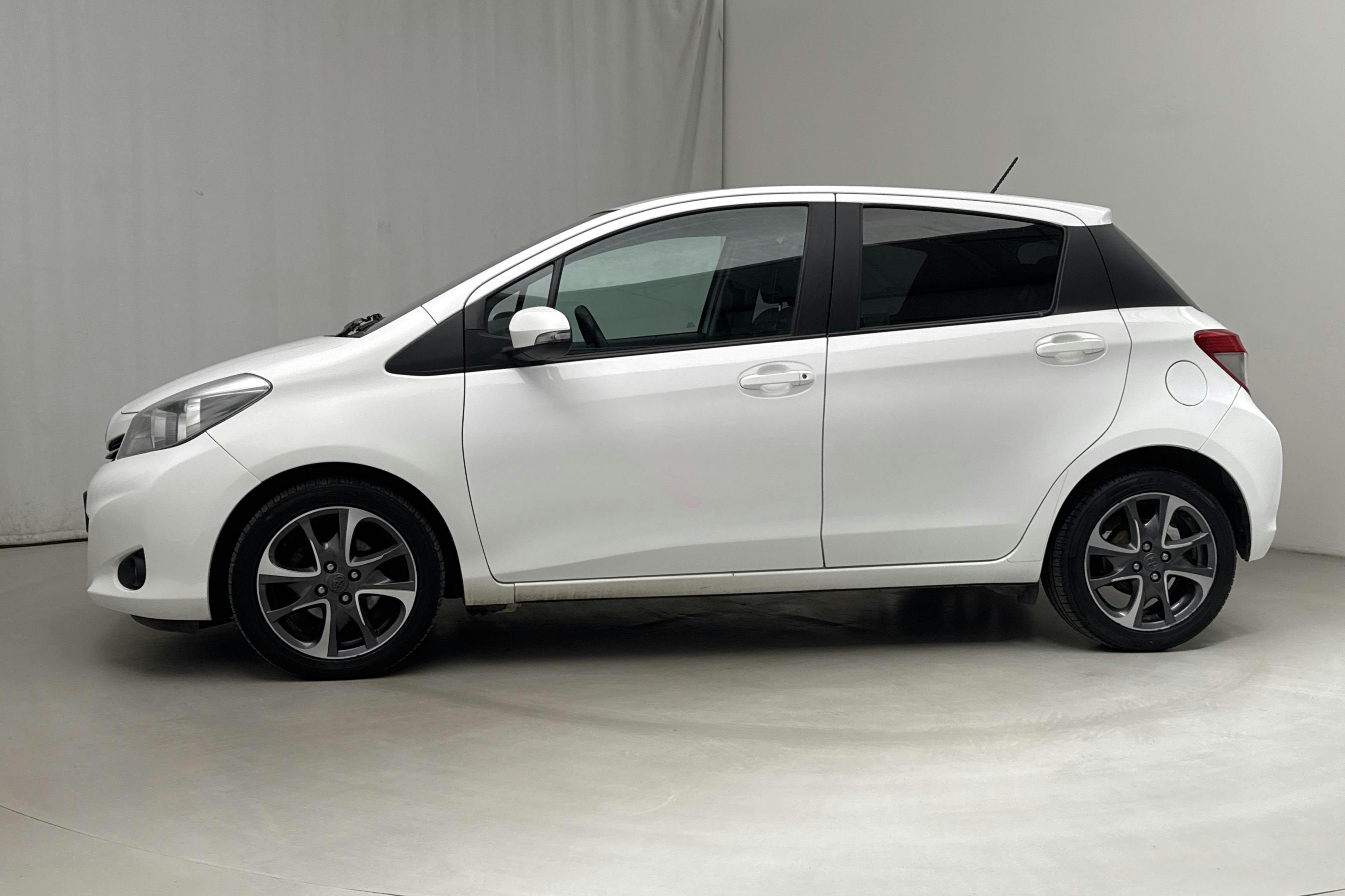 Toyota Yaris 1.33 5dr (100hk) - 17 106 mil - Manuell - vit - 2014