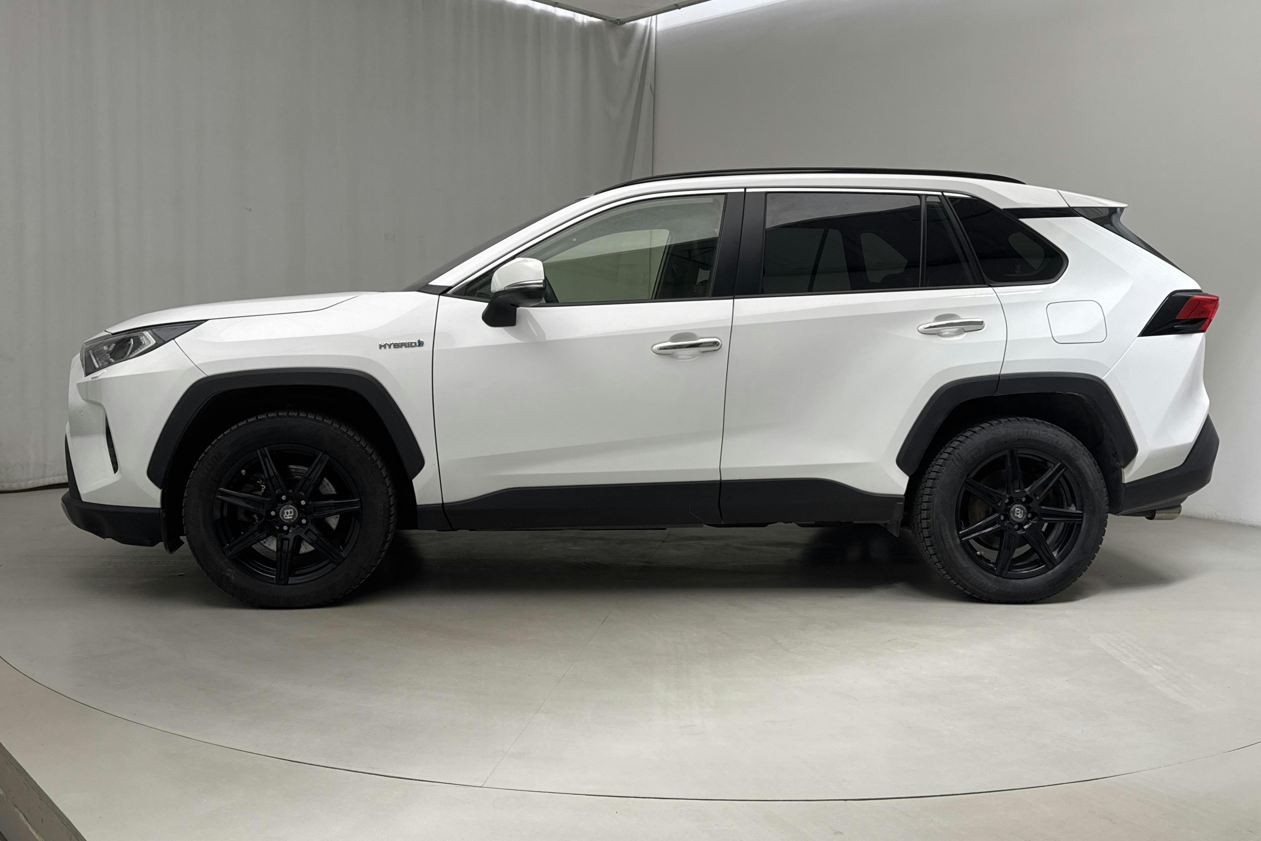 Toyota RAV4 2.5 HSD AWD (222hk) - 16 726 mil - Automat - vit - 2021