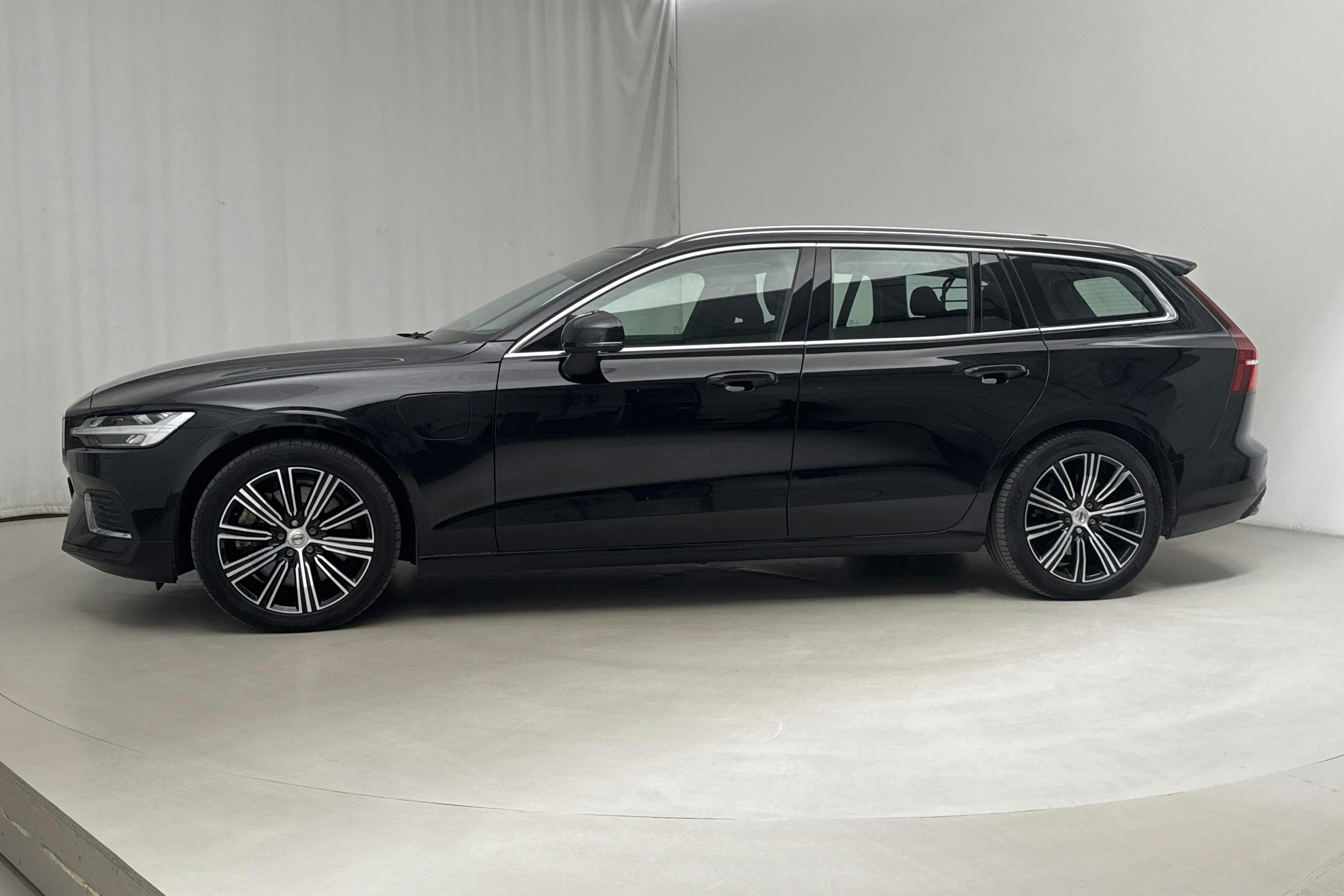 Volvo V60 T6 AWD Recharge (350hk) - 9 316 mil - Automat - svart - 2022