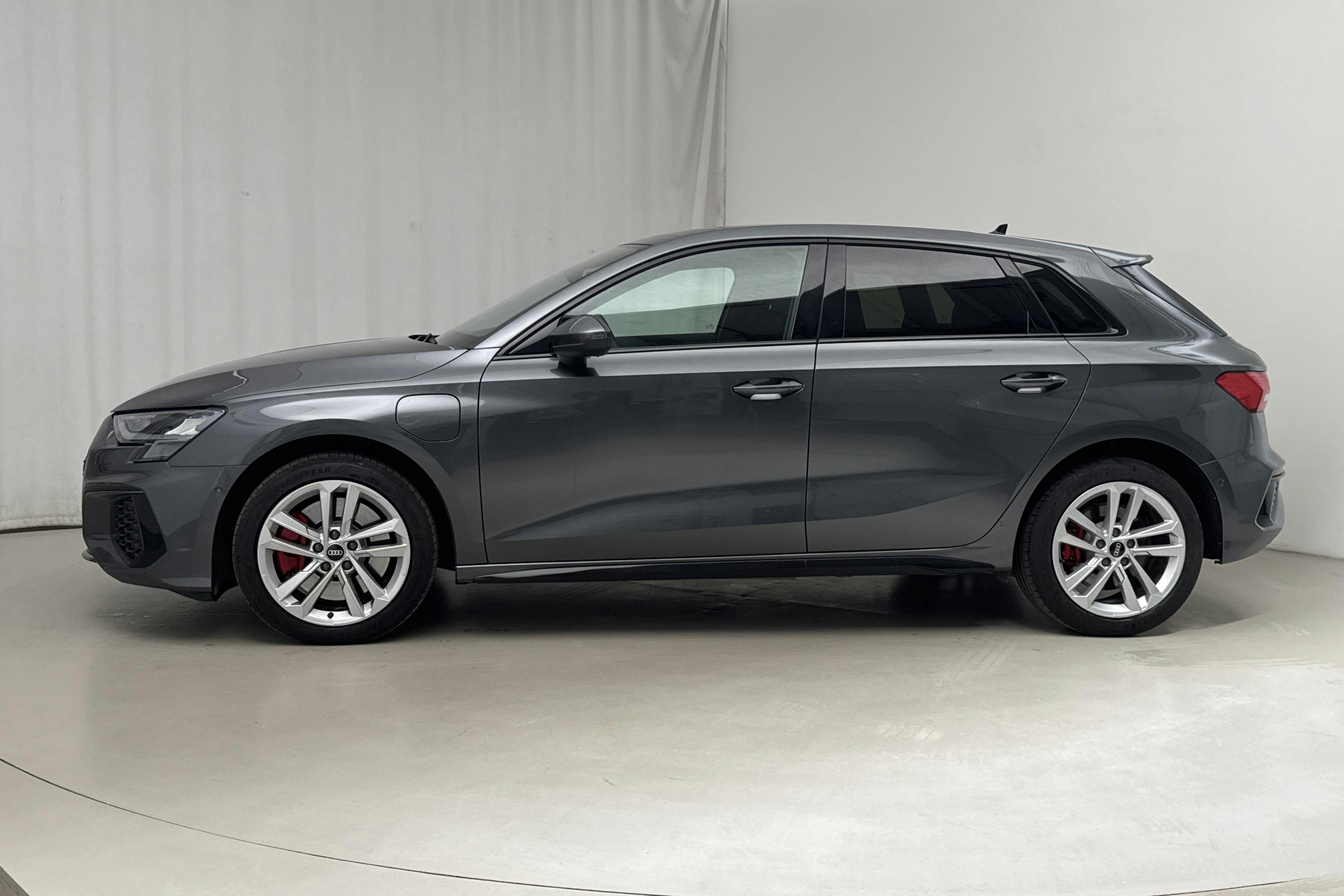 Audi A3 Sportback 45 TFSI e (245hk) - 33 230 km - Automatic - gray - 2021