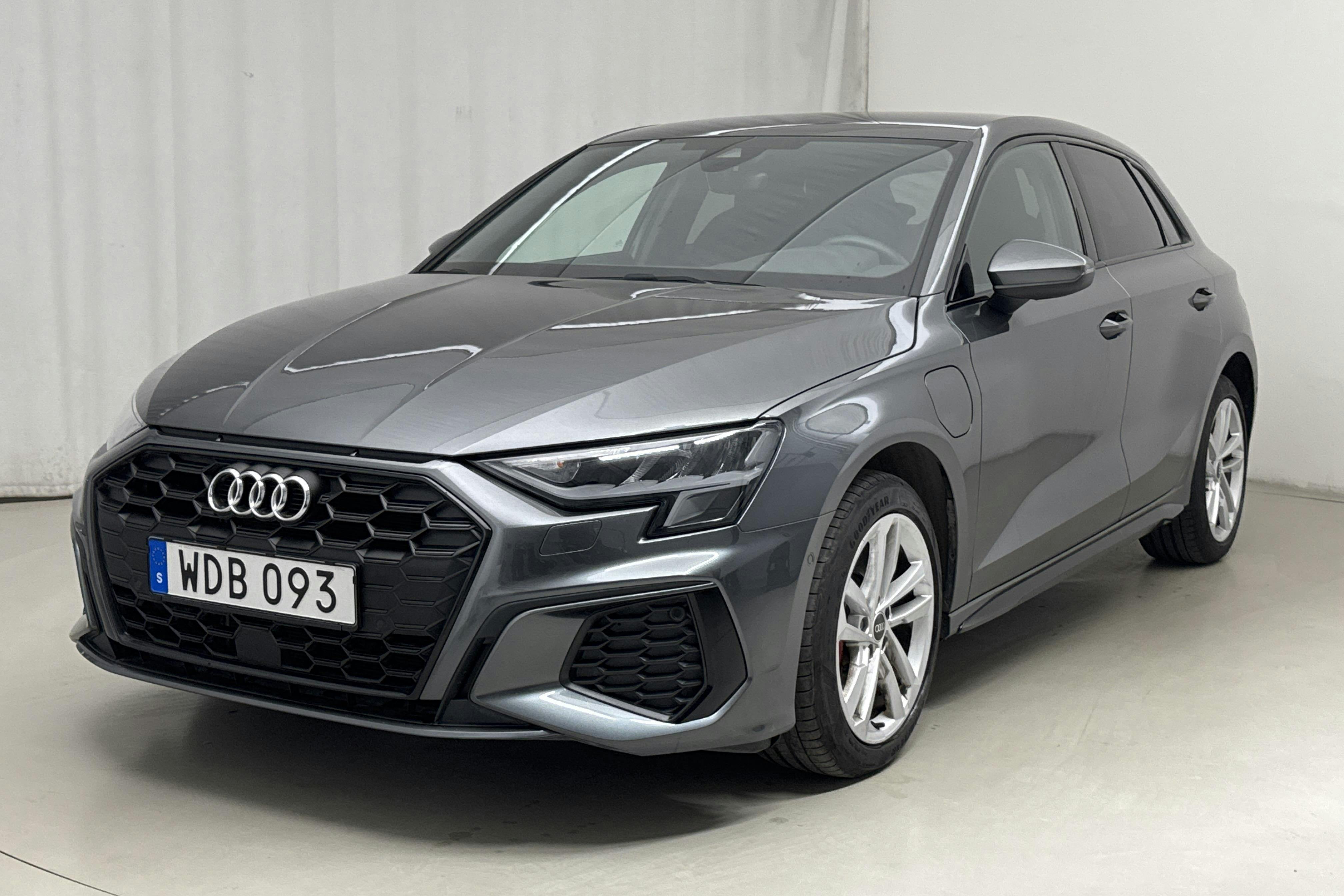 Audi A3 Sportback 45 TFSI e (245hk) - 33 230 km - Automatic - gray - 2021