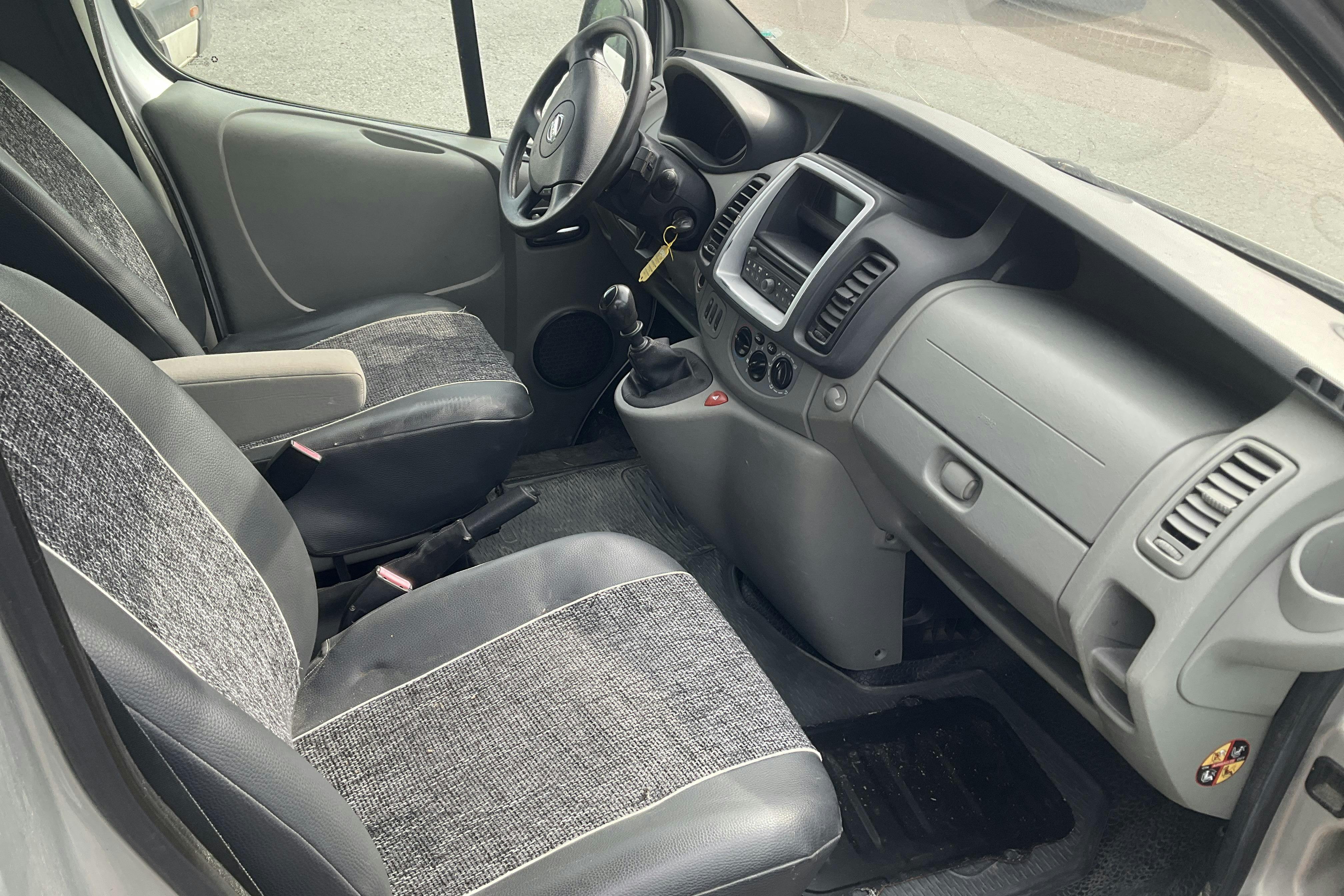 Nissan Primastar 2.0 dCi (114hk) - 21 000 mil - Manuell - silver - 2011