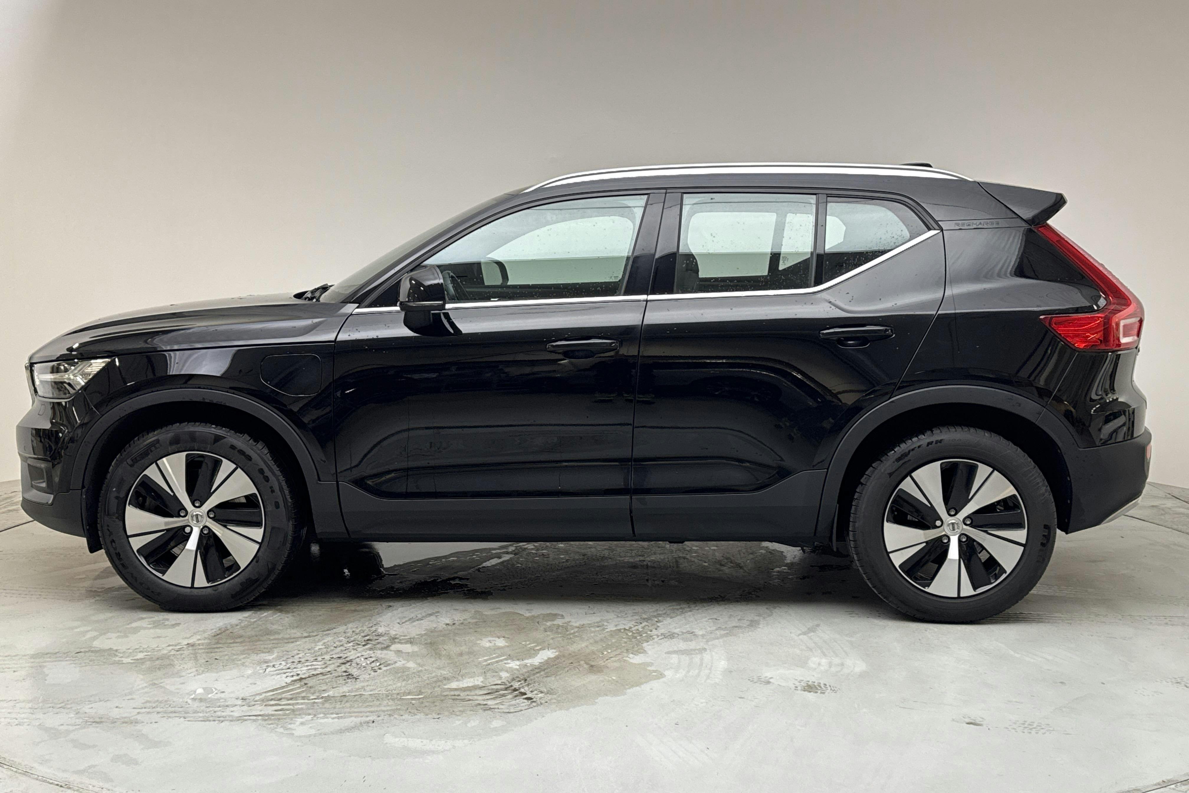 Volvo XC40 T4 2WD Twin Engine (211hk) - 7 401 mil - Automat - svart - 2021