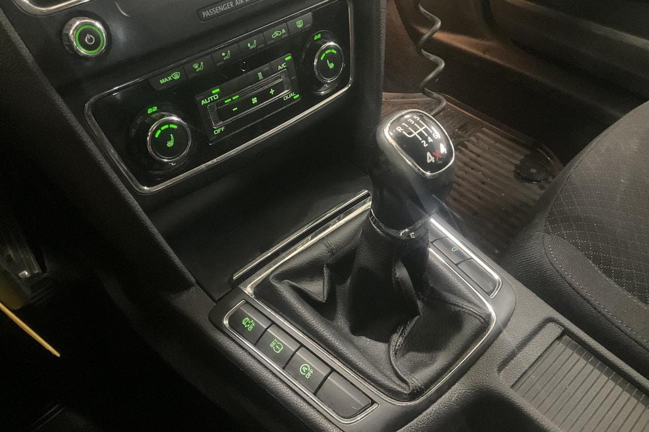Skoda Superb 2.0 TDI 4X4 Kombi (140hk) - 29 300 mil - Manuell - vit - 2014