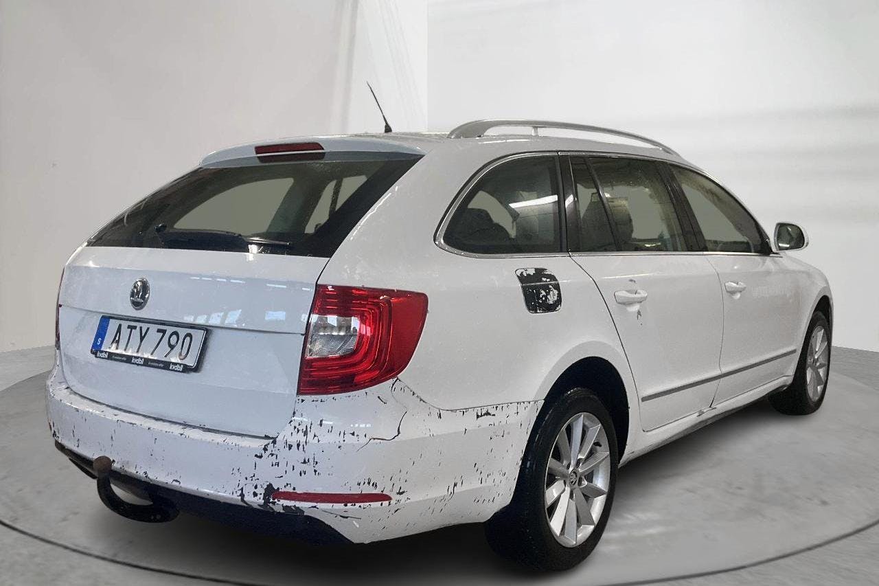 Skoda Superb 2.0 TDI 4X4 Kombi (140hk) - 29 300 mil - Manuell - vit - 2014