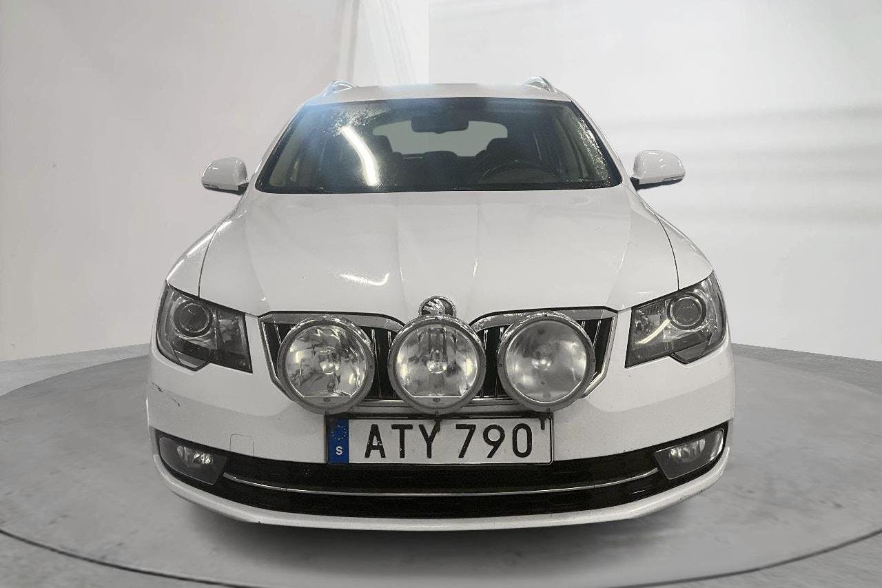 Skoda Superb 2.0 TDI 4X4 Kombi (140hk) - 29 300 mil - Manuell - vit - 2014