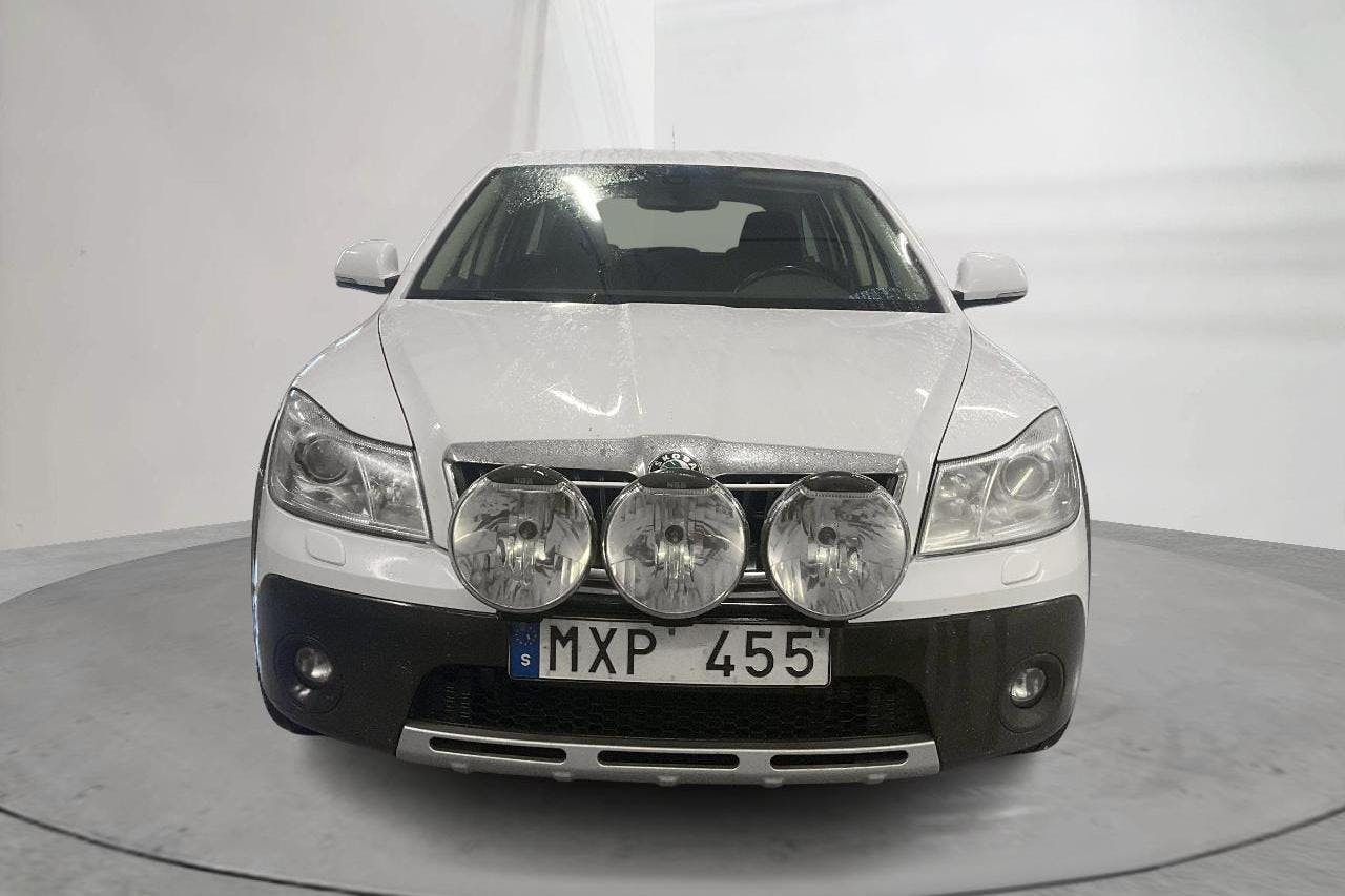Skoda Octavia Scout II 2.0 TDI 4X4 (140hk) - 28 232 mil - Manuell - vit - 2013