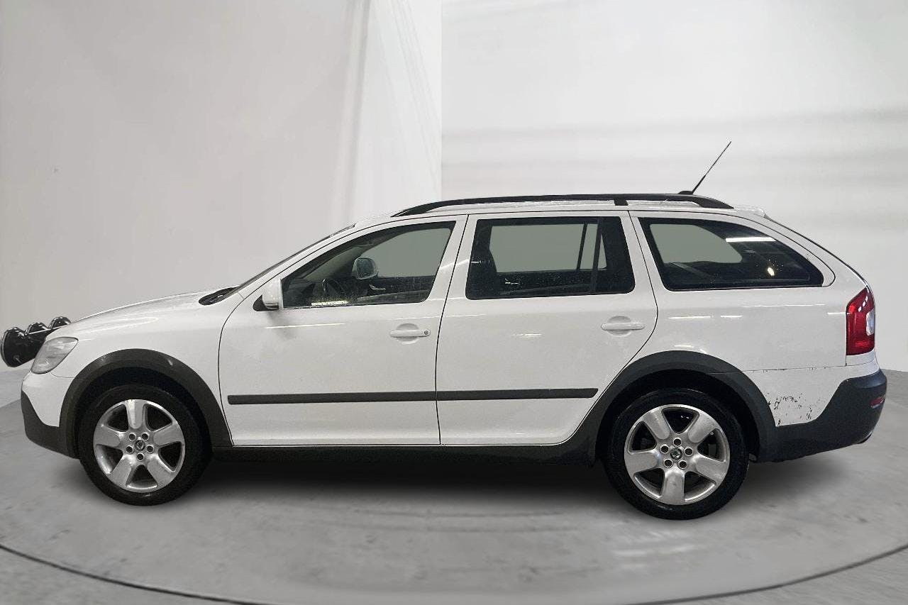 Skoda Octavia Scout II 2.0 TDI 4X4 (140hk) - 28 232 mil - Manuell - vit - 2013