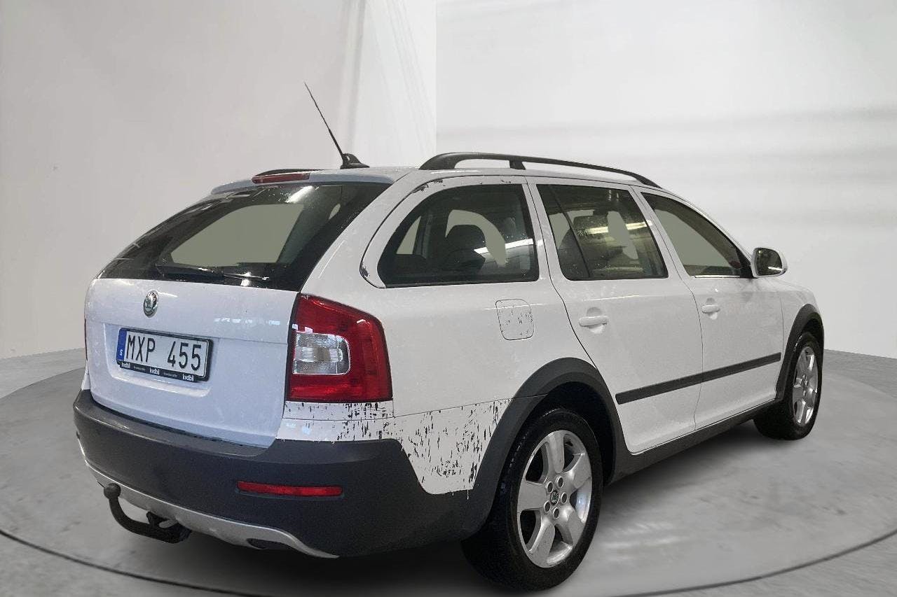 Skoda Octavia Scout II 2.0 TDI 4X4 (140hk) - 28 232 mil - Manuell - vit - 2013