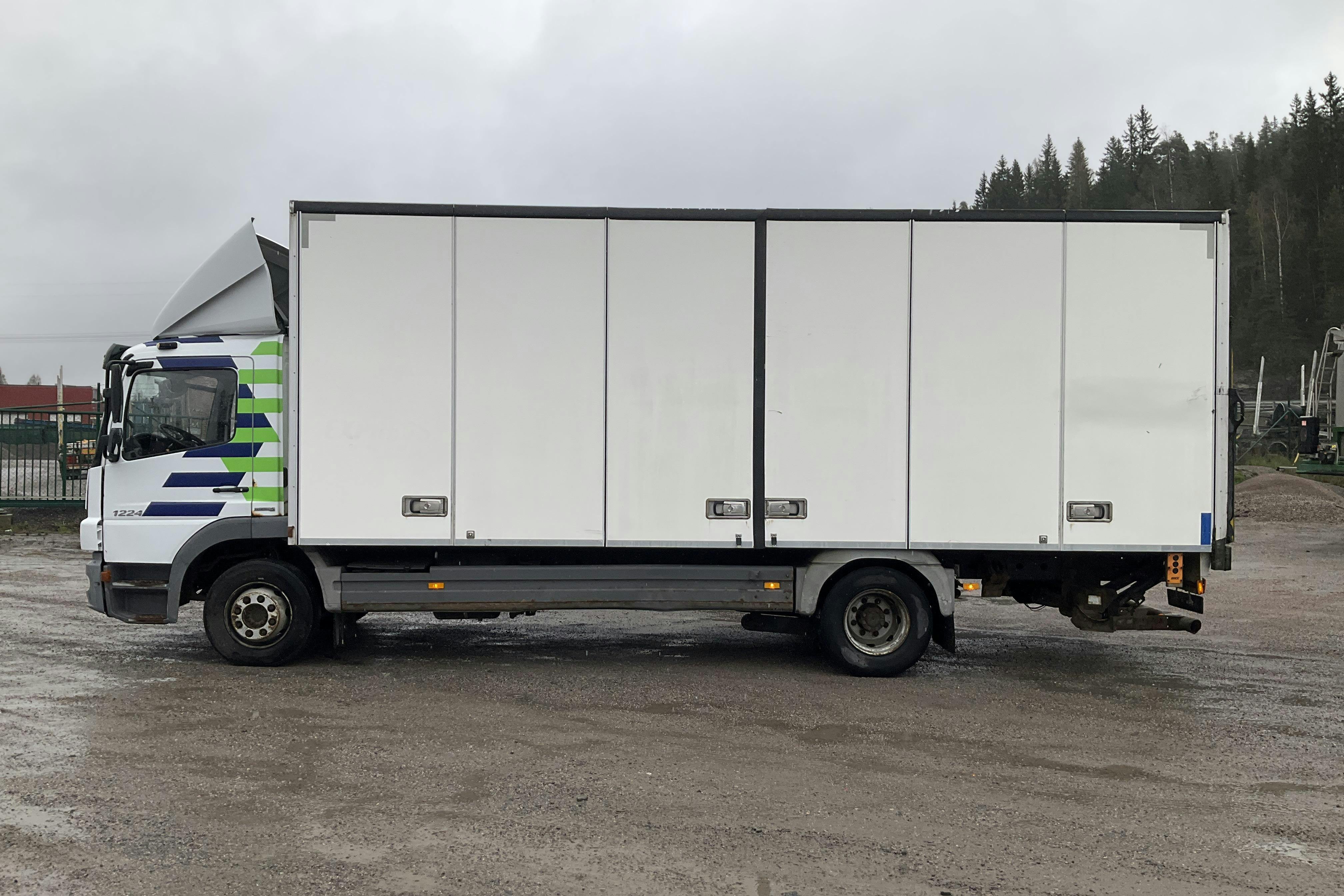 MERCEDES ATEGO 1224 L - 909 621 km - Manuell - vit - 2011