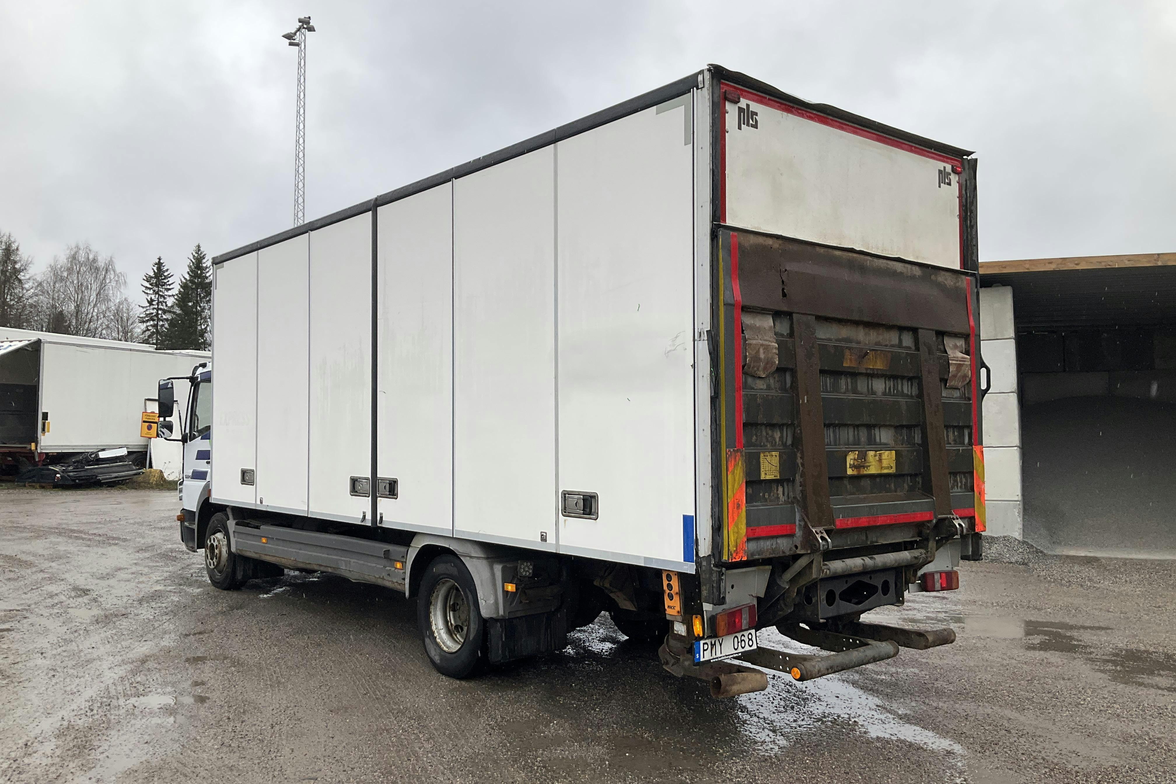 MERCEDES ATEGO 1224 L - 909 621 km - Manuell - vit - 2011