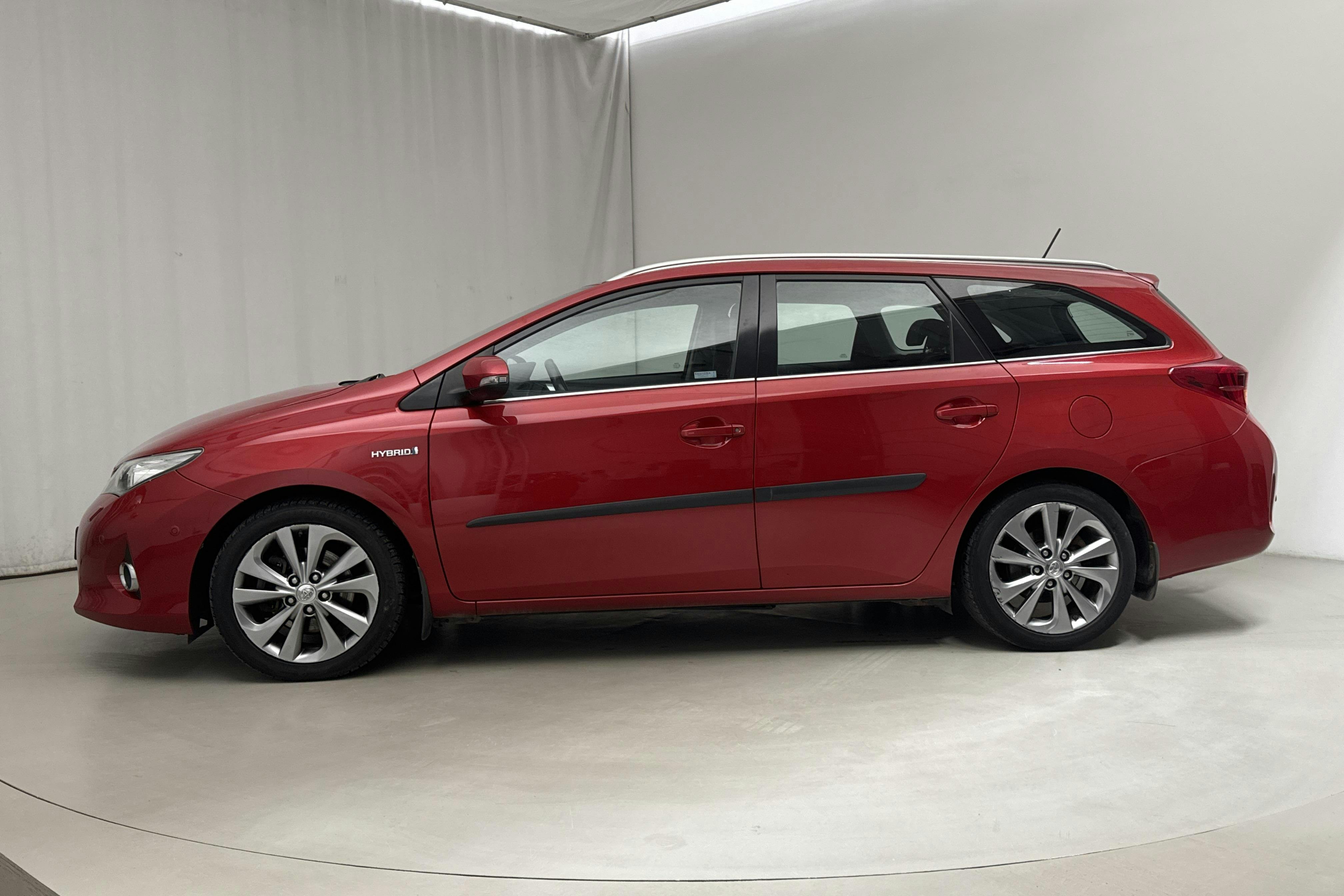 Toyota Auris 1.8 HSD Touring Sports (99hk) - 145 300 km - Automatic - Dark Red - 2015