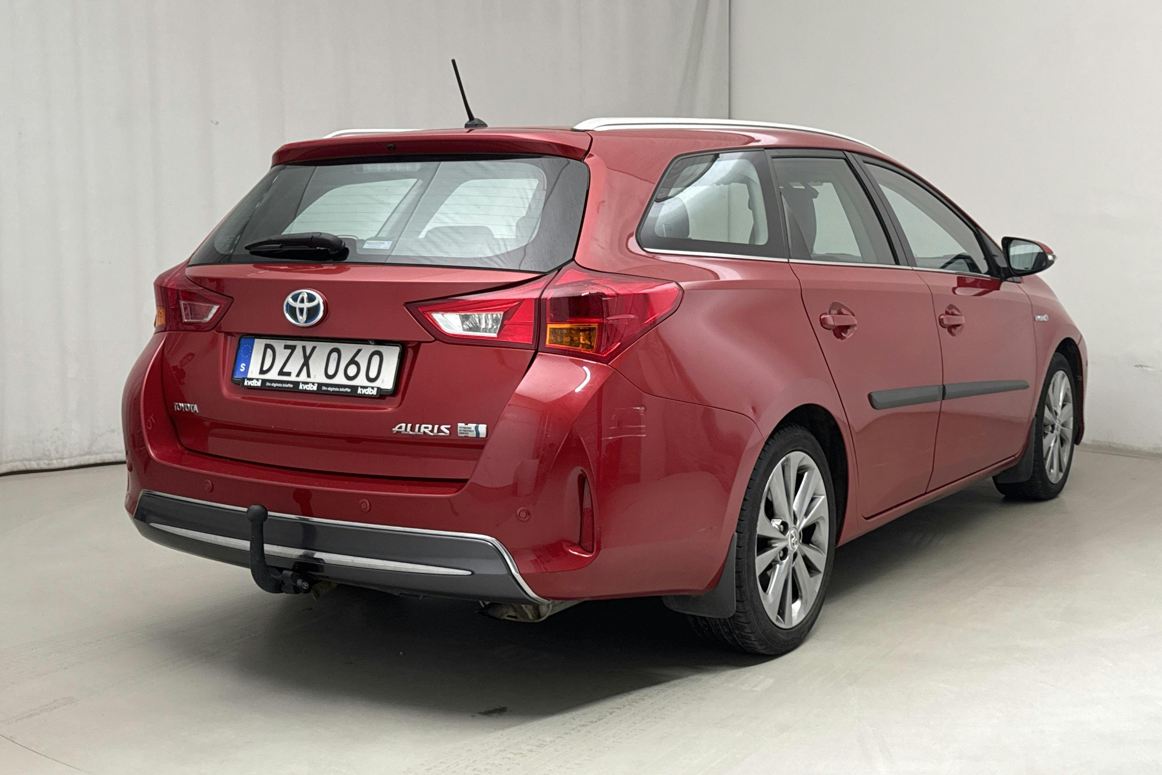 Toyota Auris 1.8 HSD Touring Sports (99hk) - 145 300 km - Automatic - Dark Red - 2015