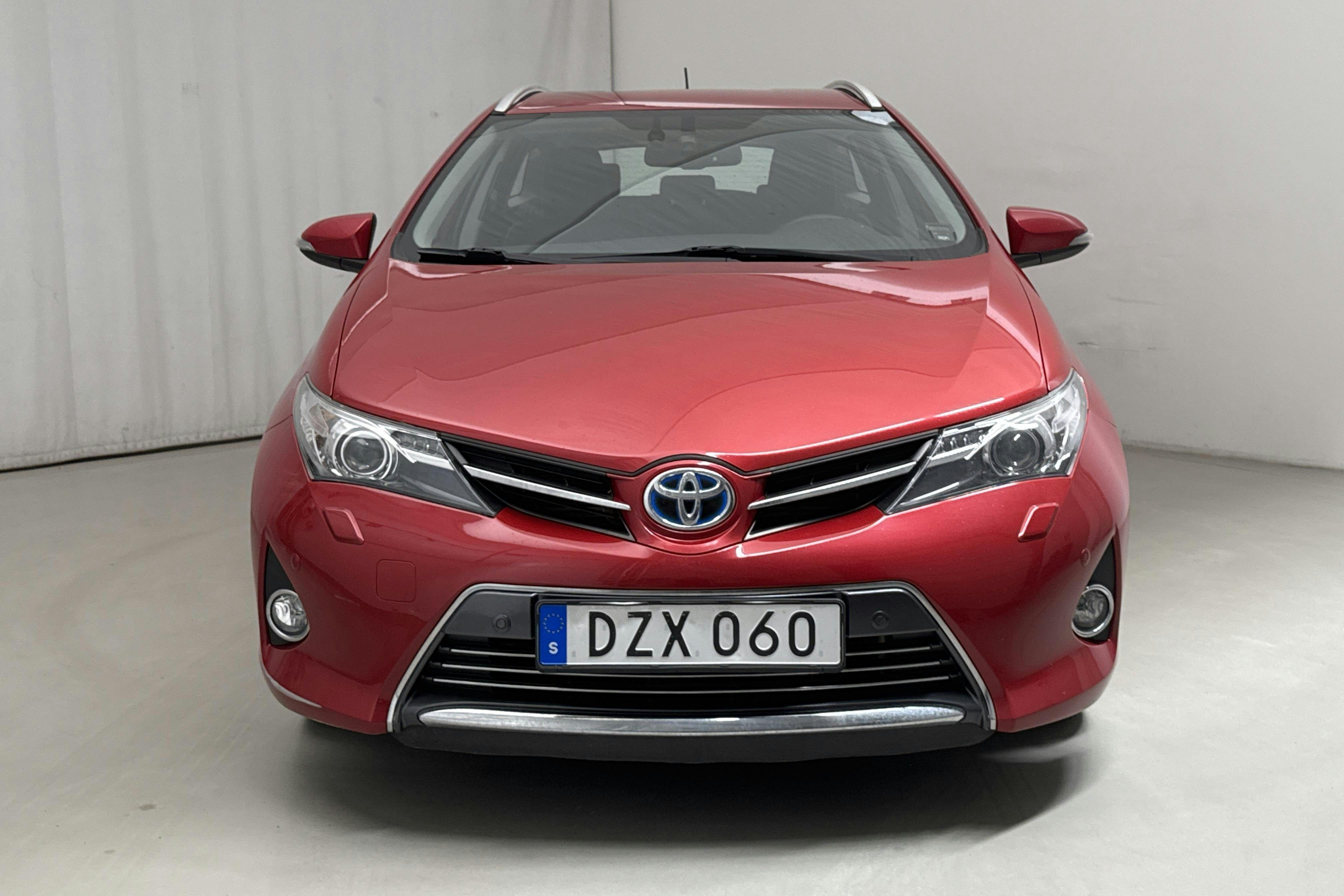 Toyota Auris 1.8 HSD Touring Sports (99hk) - 145 300 km - Automatic - Dark Red - 2015