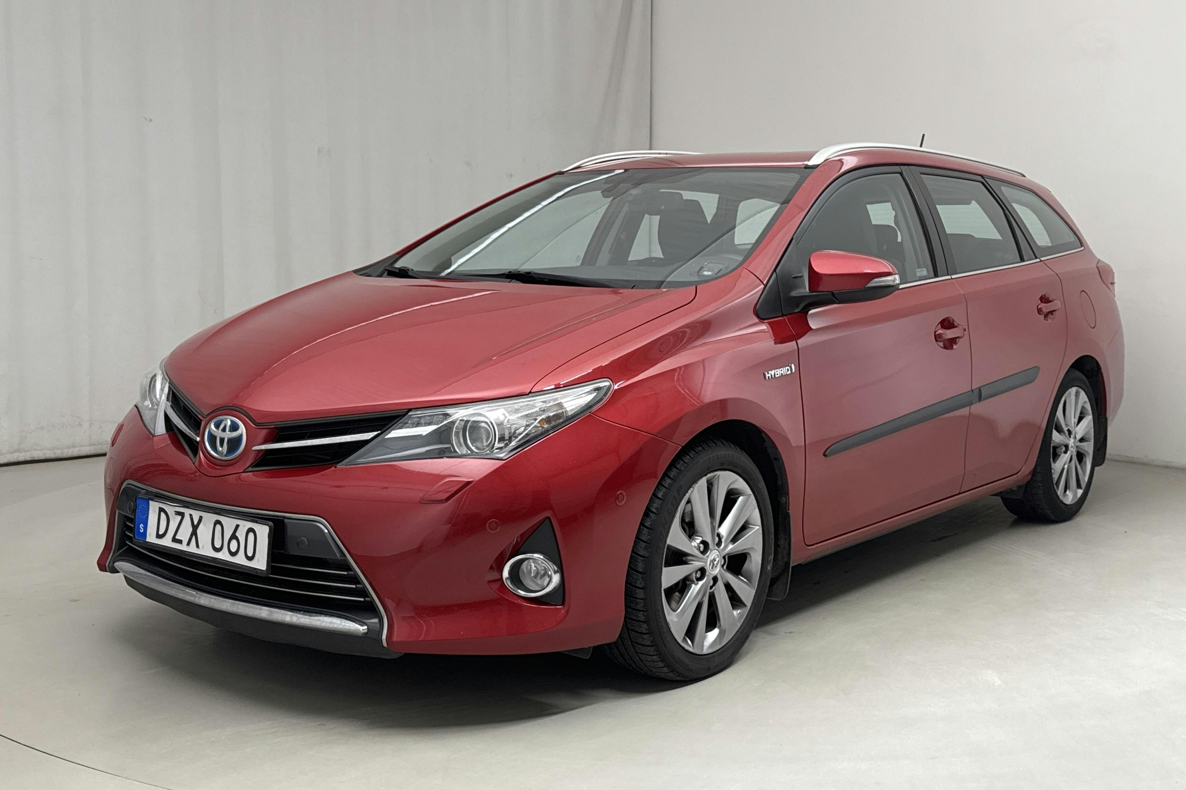 Toyota Auris 1.8 HSD Touring Sports (99hk) - 14 530 mil - Automat - Dark Red - 2015