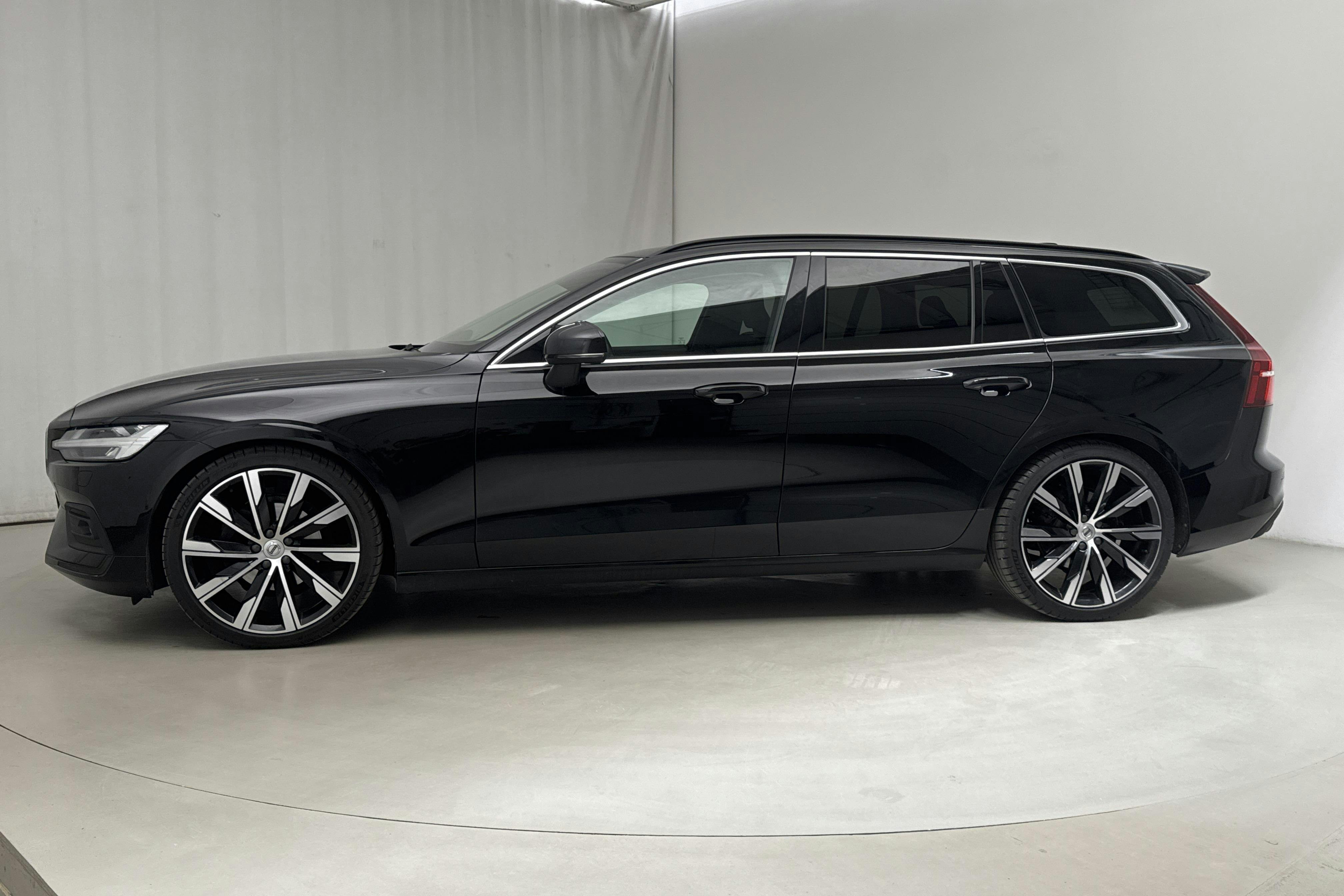 Volvo V60 B4 Mildhybrid, Diesel (197hk) - 12 376 mil - Automat - svart - 2022