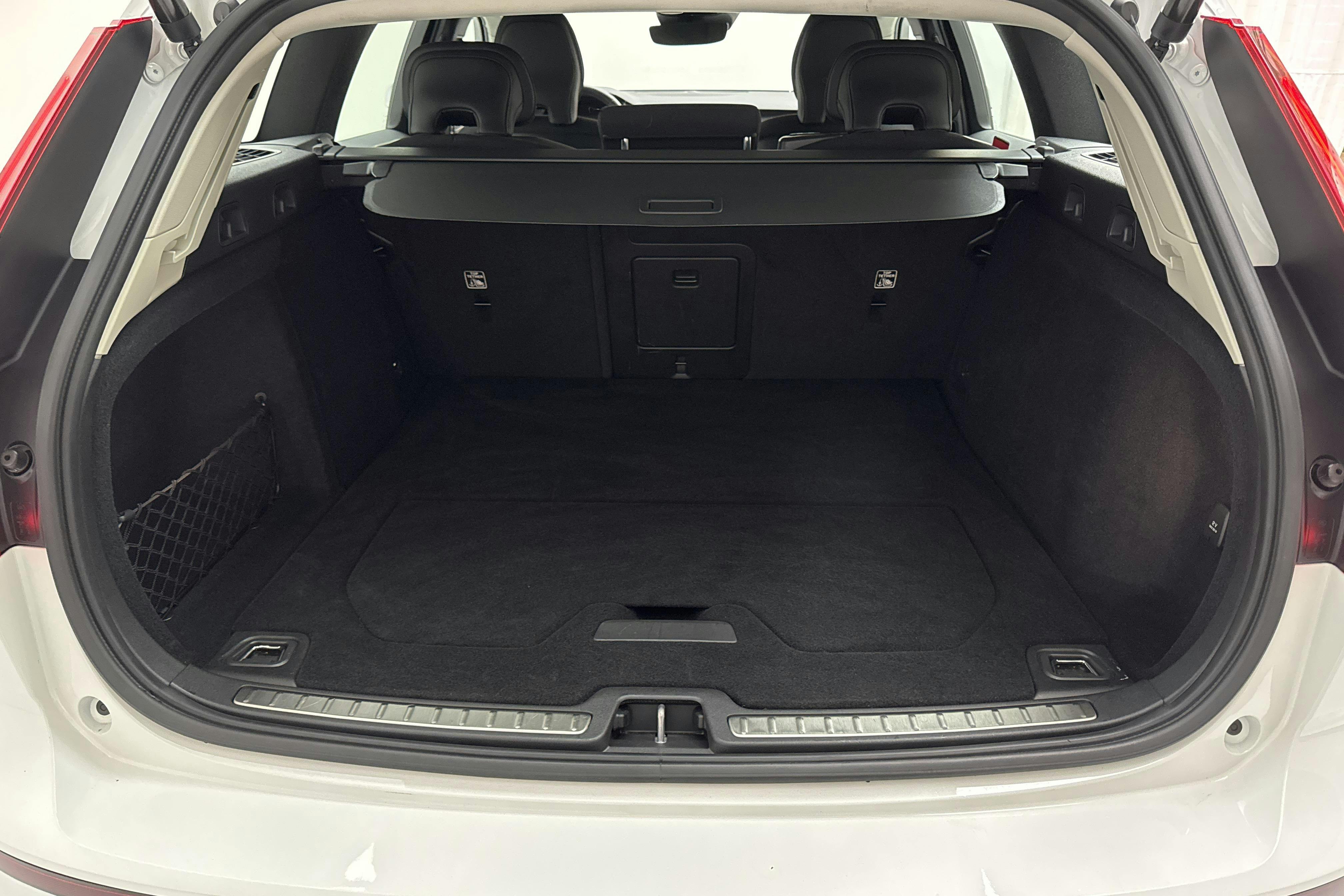 Volvo V60 B4 Cross Country AWD Mildhybrid, Diesel (197hk) - 5 088 mil - Automat - vit - 2022
