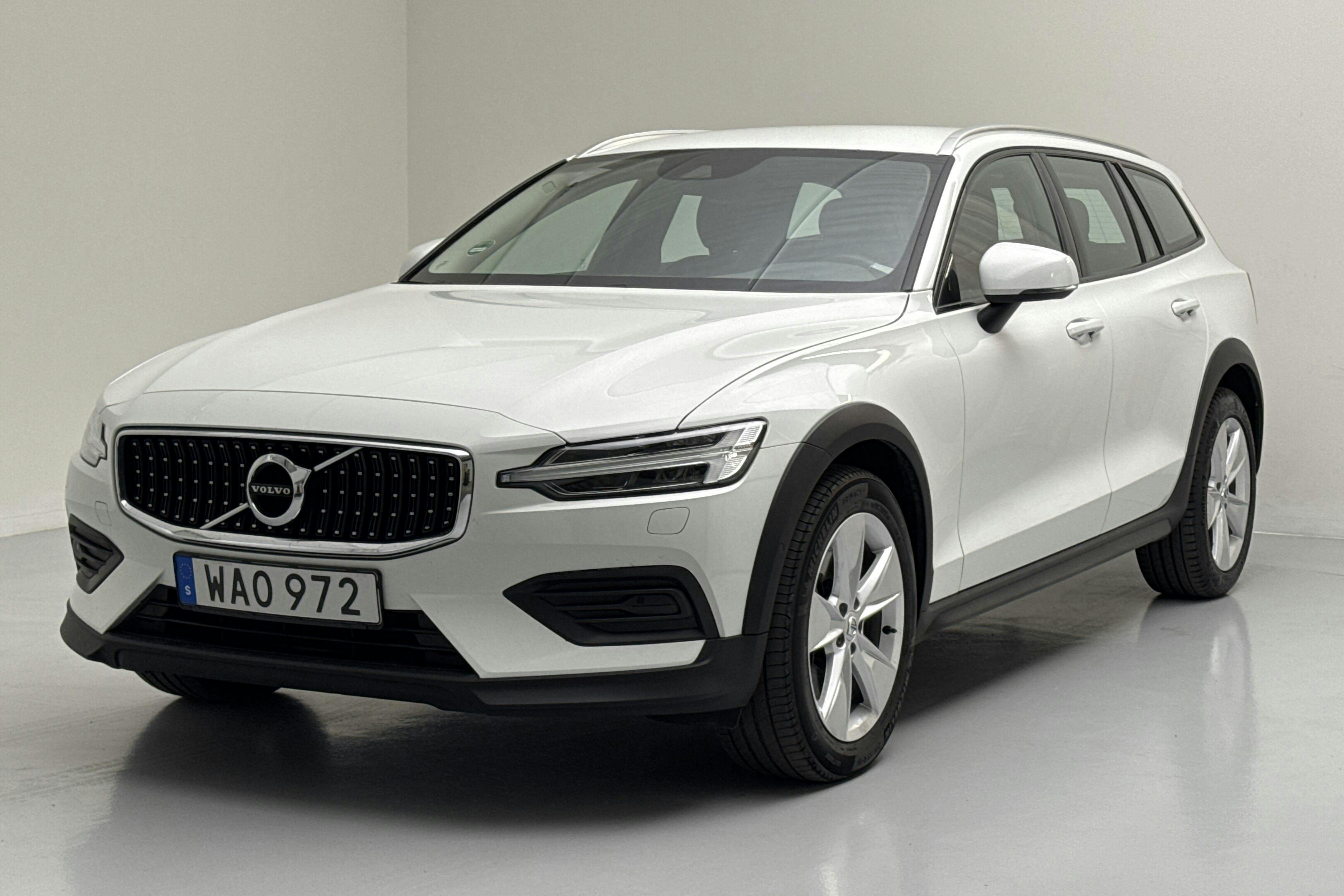 Volvo V60 B4 Cross Country AWD Mildhybrid, Diesel (197hk) - 5 088 mil - Automat - vit - 2022