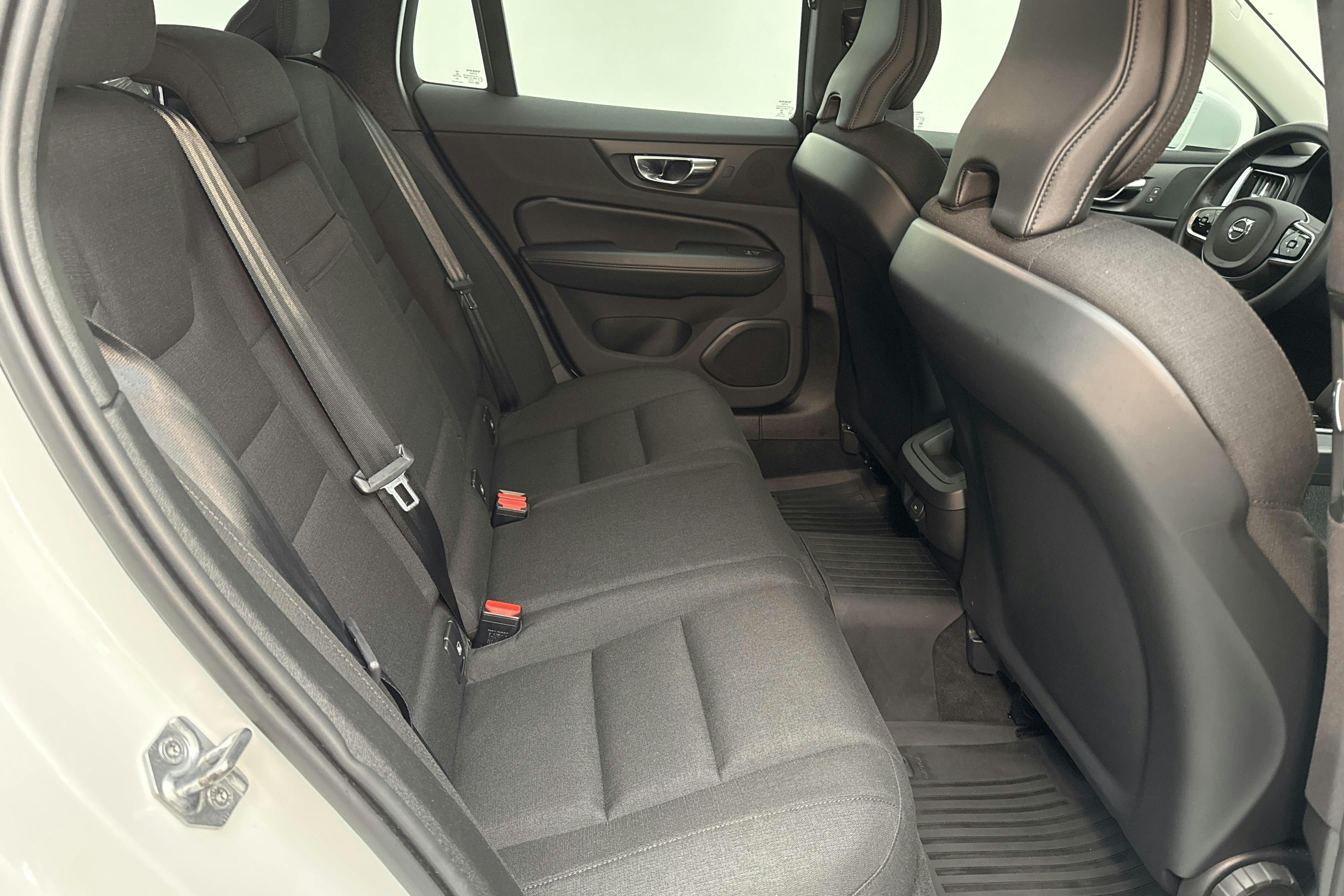 Volvo V60 B4 Cross Country AWD Mildhybrid, Diesel (197hk) - 5 088 mil - Automat - vit - 2022